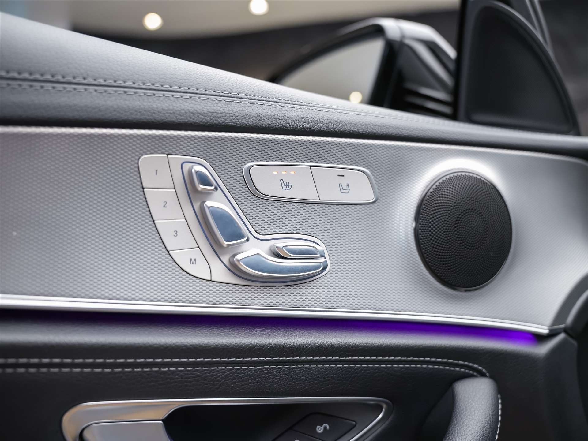 MERCEDES-BENZ E 220 d AMG Line 9G-Tronic *CH-Fahrzeug*Panorama*Head-Up*360°*-image-25