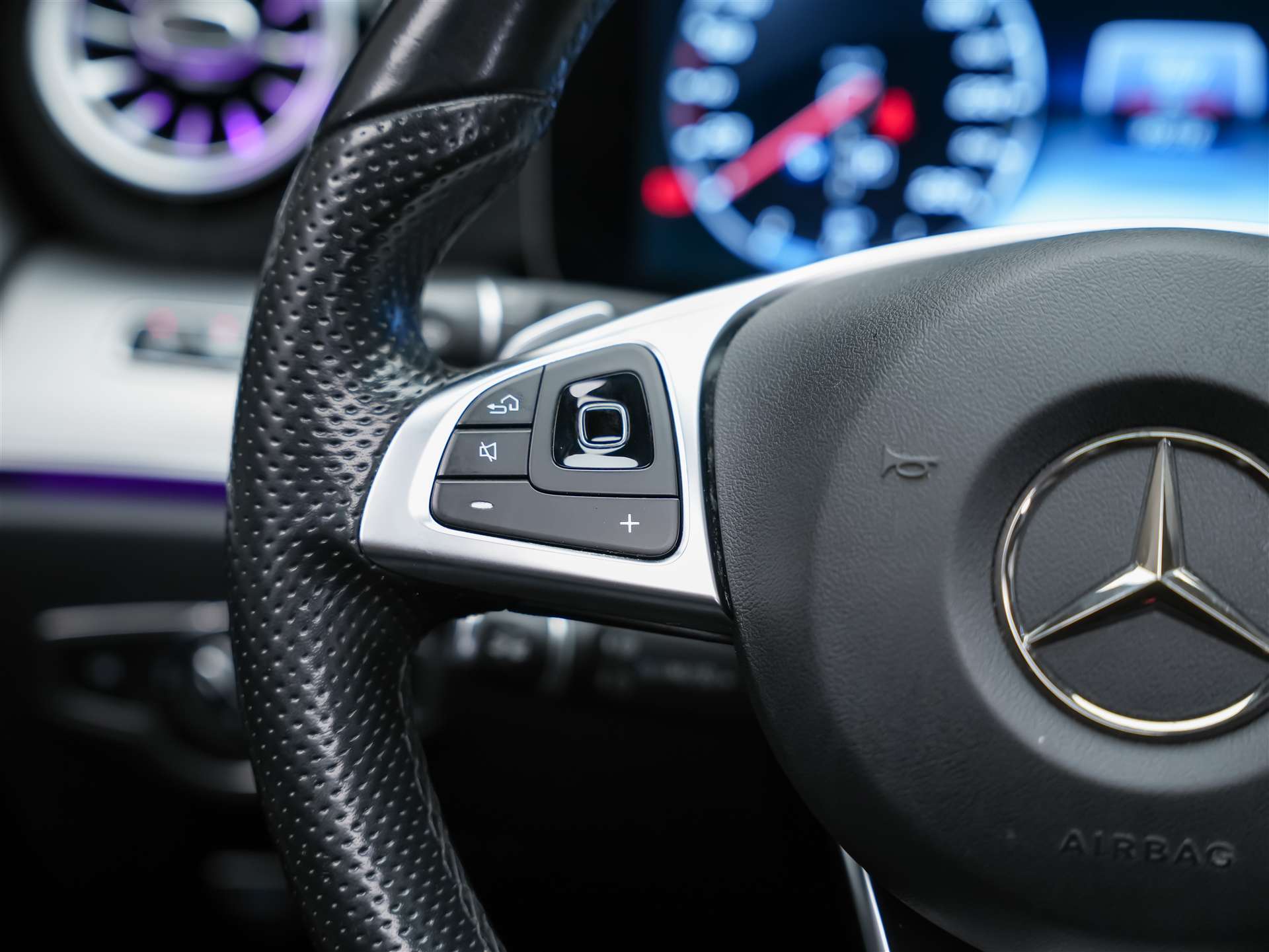 MERCEDES-BENZ E 220 d AMG Line 9G-Tronic *CH-Fahrzeug*Panorama*Head-Up*360°*-image-29
