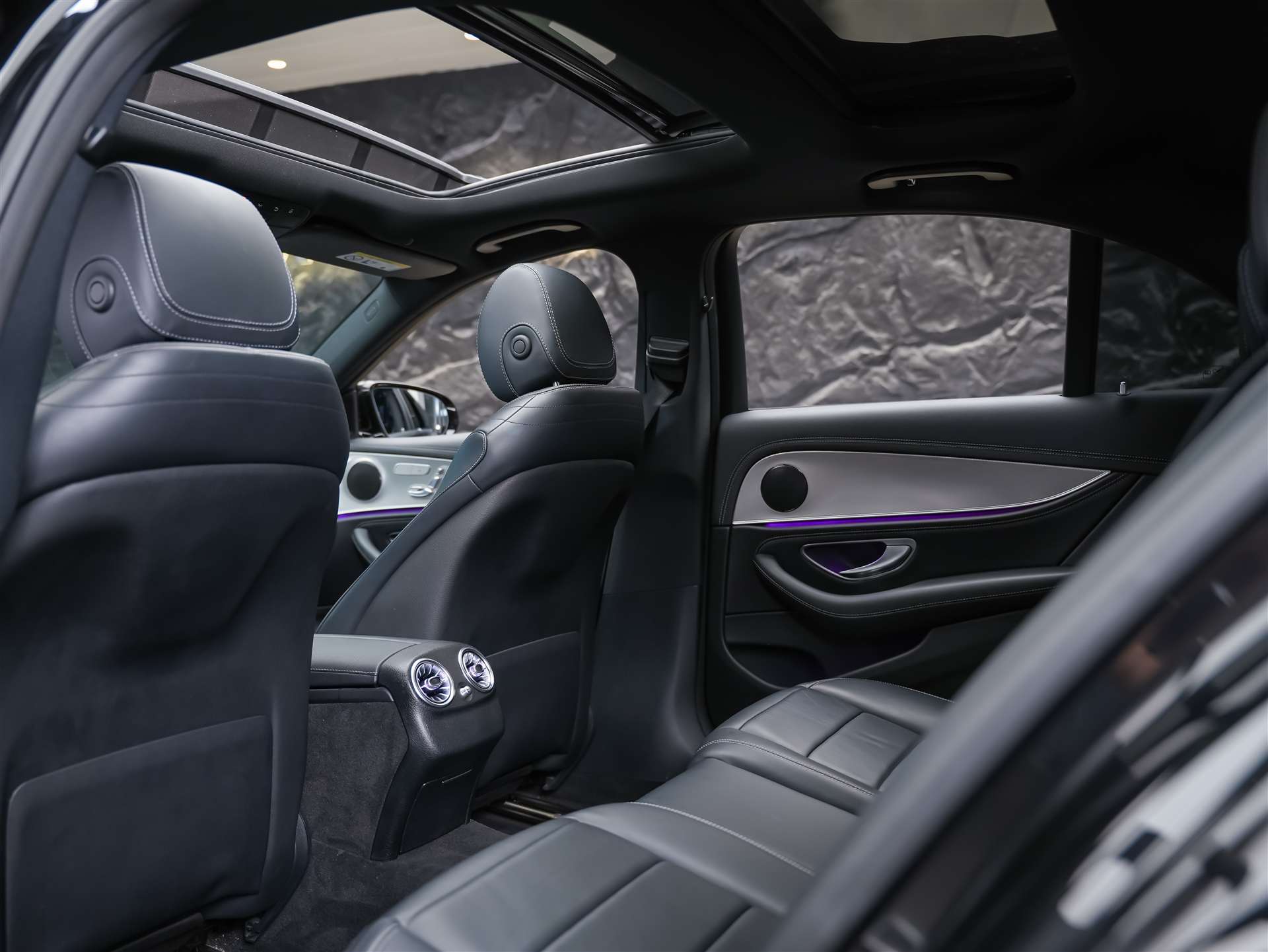 MERCEDES-BENZ E 220 d AMG Line 9G-Tronic *CH-Fahrzeug*Panorama*Head-Up*360°*-image-11