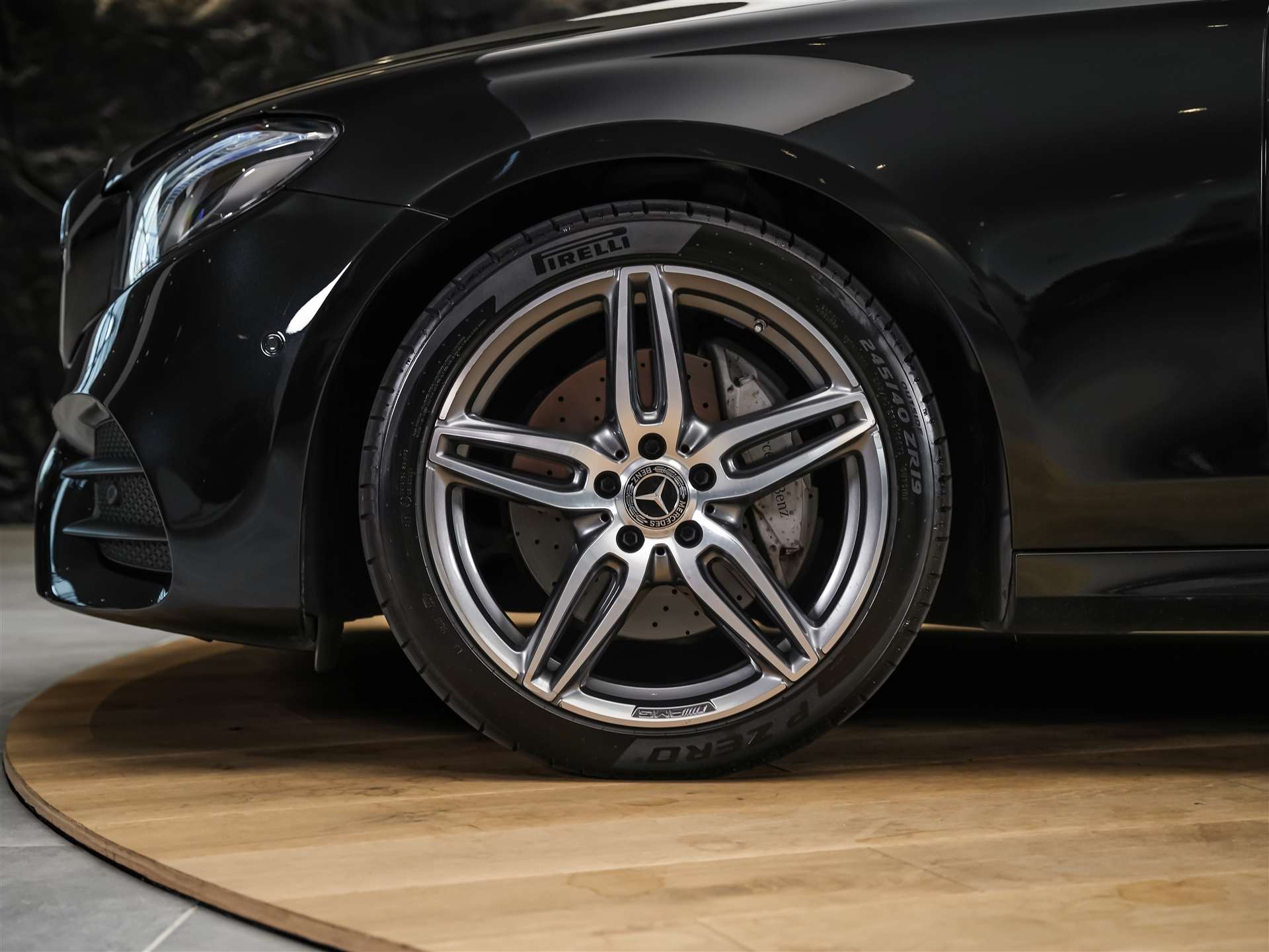 MERCEDES-BENZ E 220 d AMG Line 9G-Tronic *CH-Fahrzeug*Panorama*Head-Up*360°*-image-17