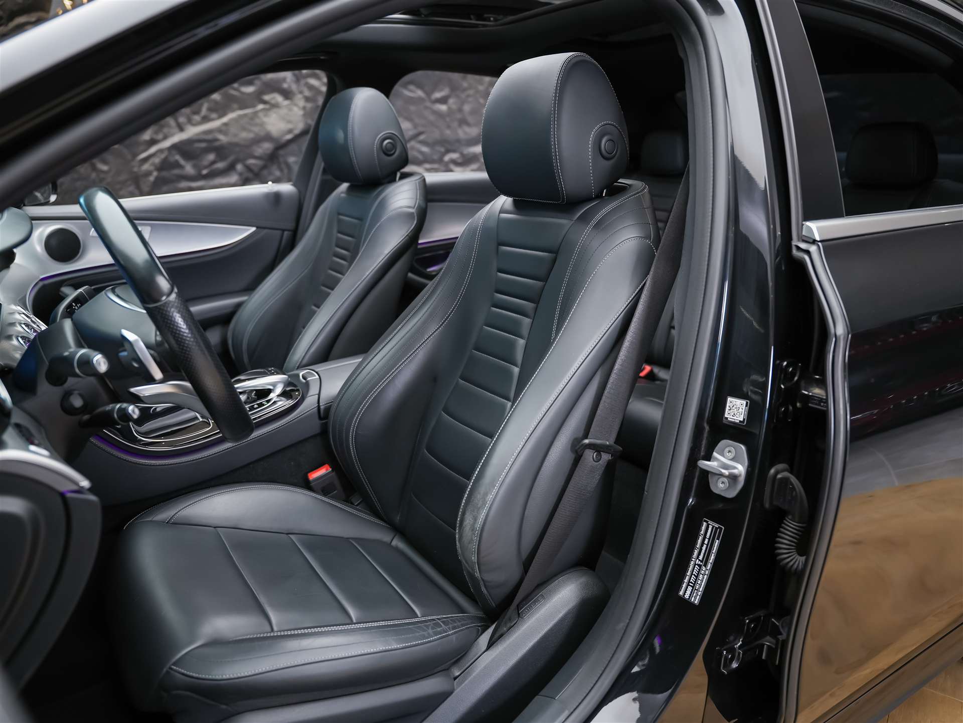 MERCEDES-BENZ E 220 d AMG Line 9G-Tronic *CH-Fahrzeug*Panorama*Head-Up*360°*-image-8