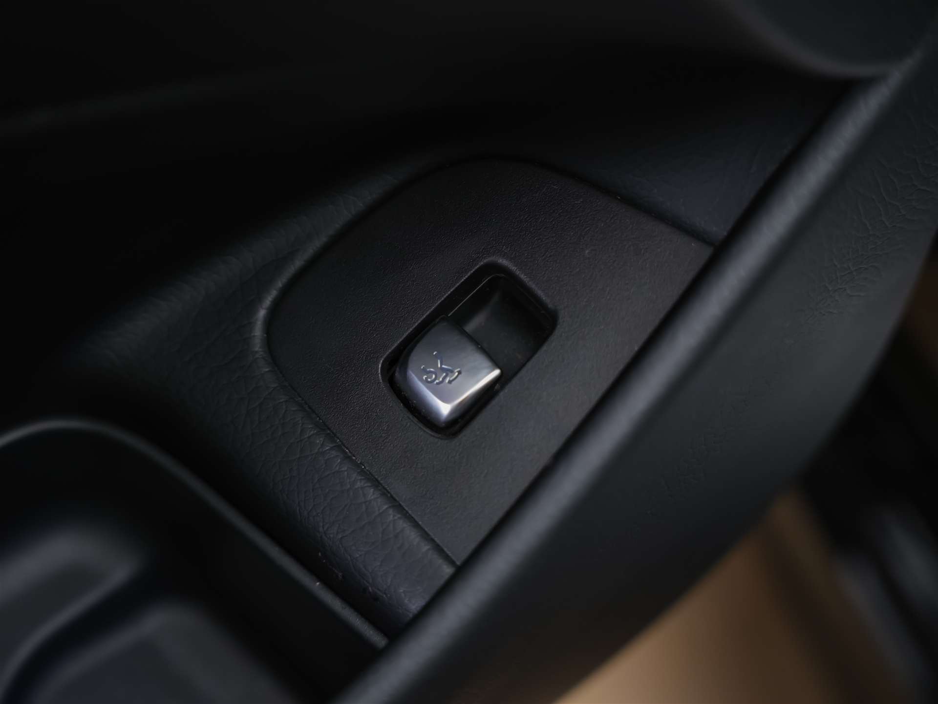 MERCEDES-BENZ E 220 d AMG Line 9G-Tronic *CH-Fahrzeug*Panorama*Head-Up*360°*-image-26