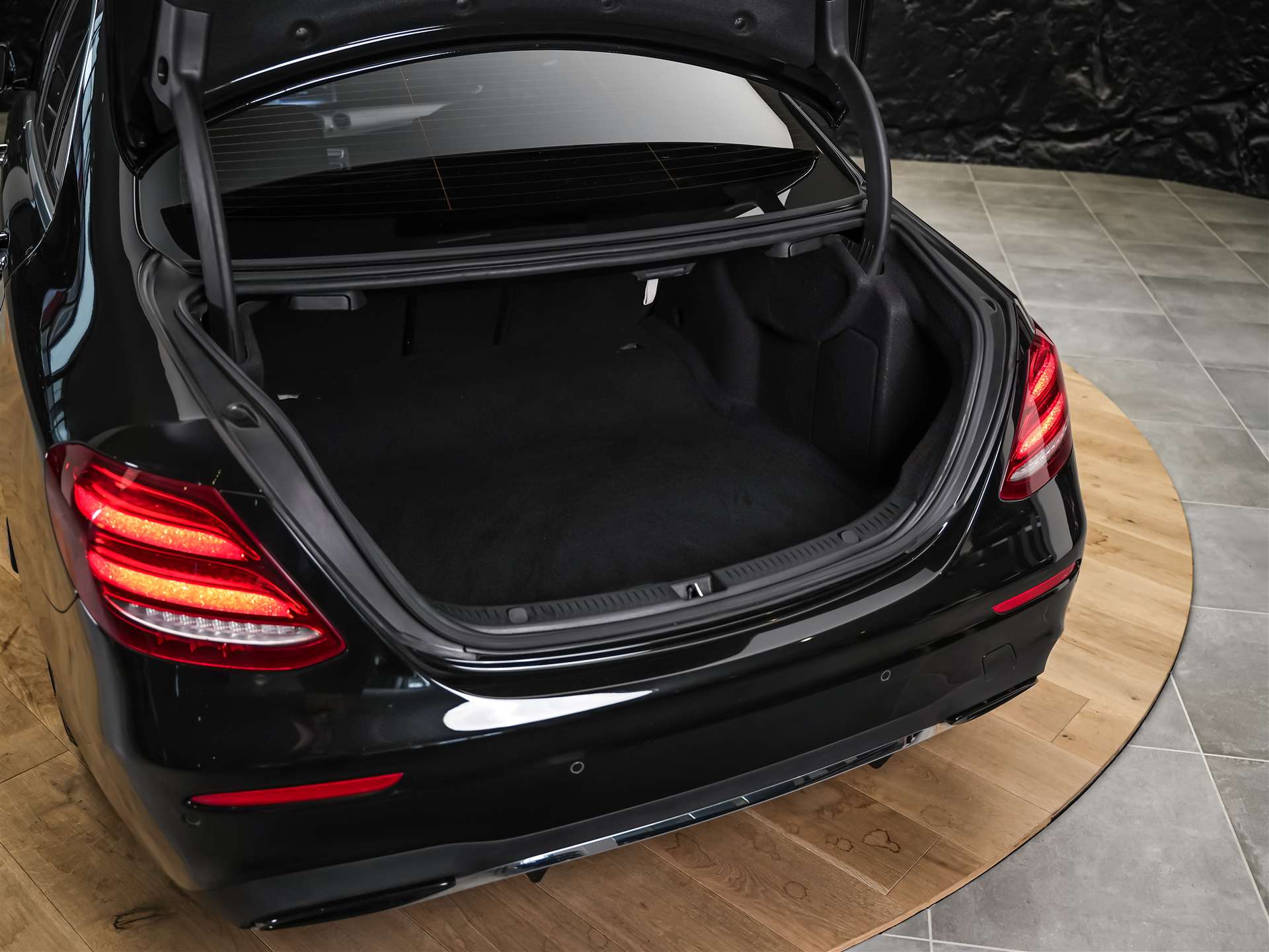 MERCEDES-BENZ E 220 d AMG Line 9G-Tronic *CH-Fahrzeug*Panorama*Head-Up*360°*-image-50
