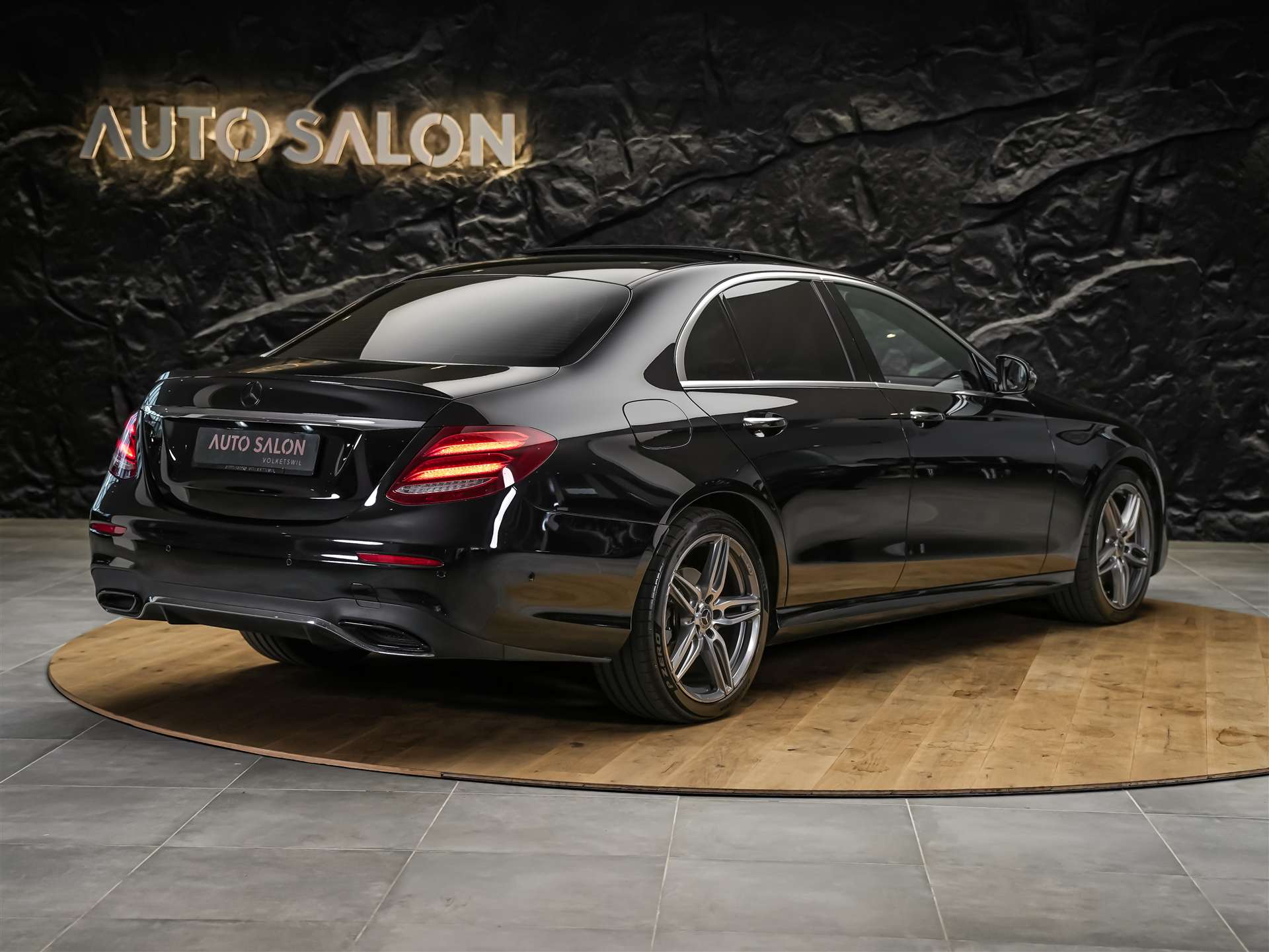 MERCEDES-BENZ E 220 d AMG Line 9G-Tronic *CH-Fahrzeug*Panorama*Head-Up*360°*-image-4