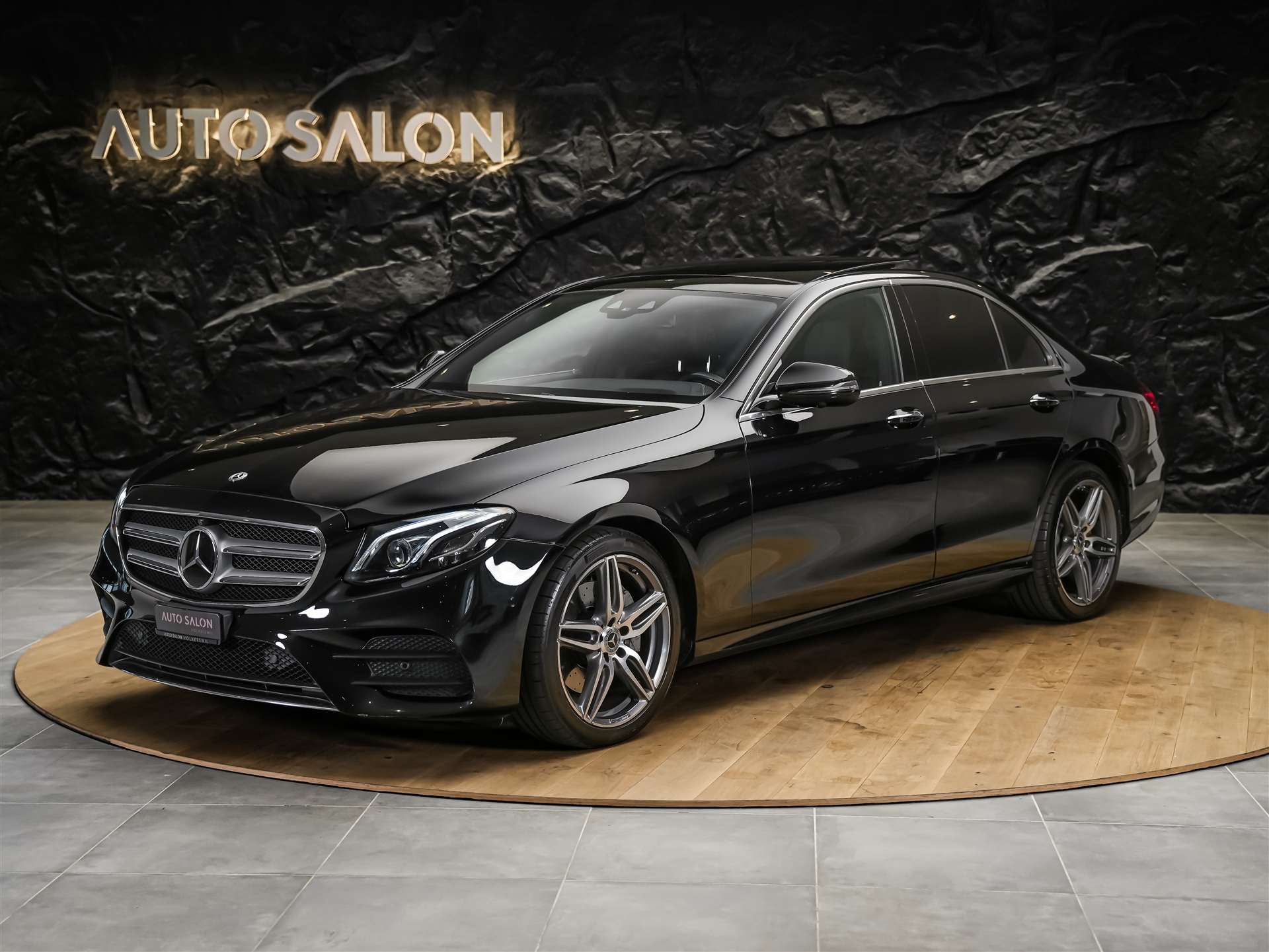 MERCEDES-BENZ E 220 d AMG Line 9G-Tronic *CH-Fahrzeug*Panorama*Head-Up*360°*-image-0