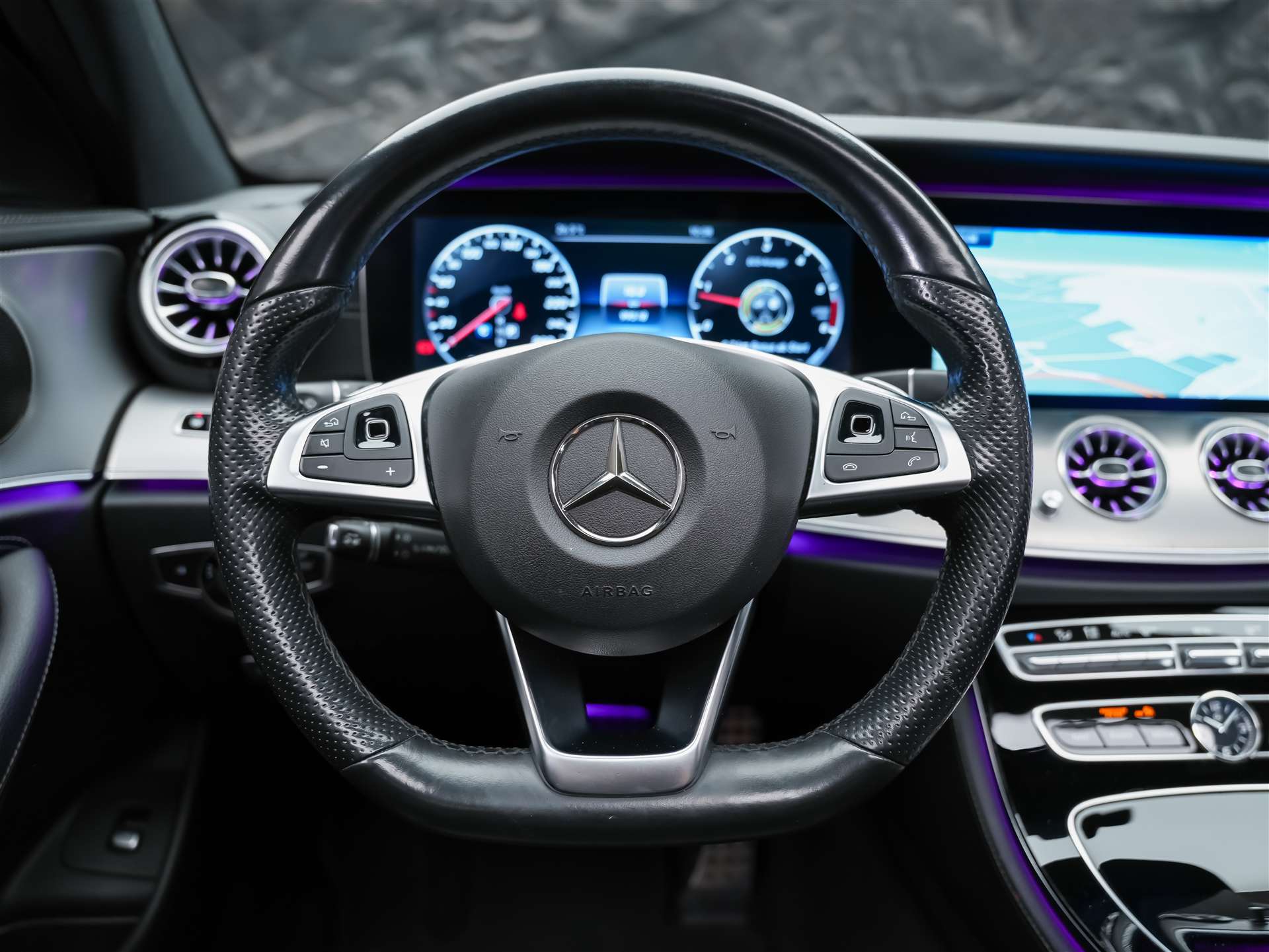 MERCEDES-BENZ E 220 d AMG Line 9G-Tronic *CH-Fahrzeug*Panorama*Head-Up*360°*-image-28