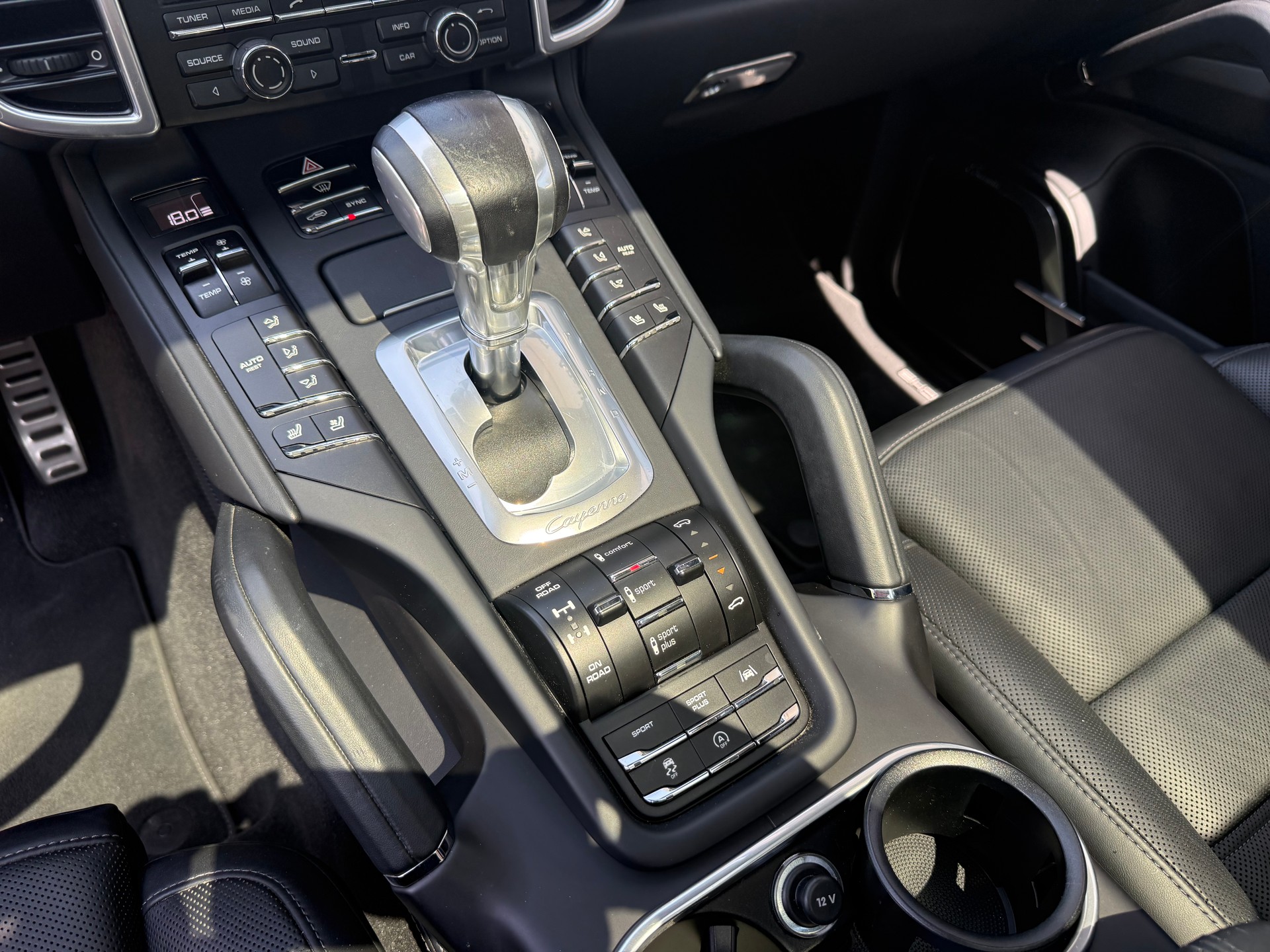 PORSCHE Cayenne Turbo-image-11