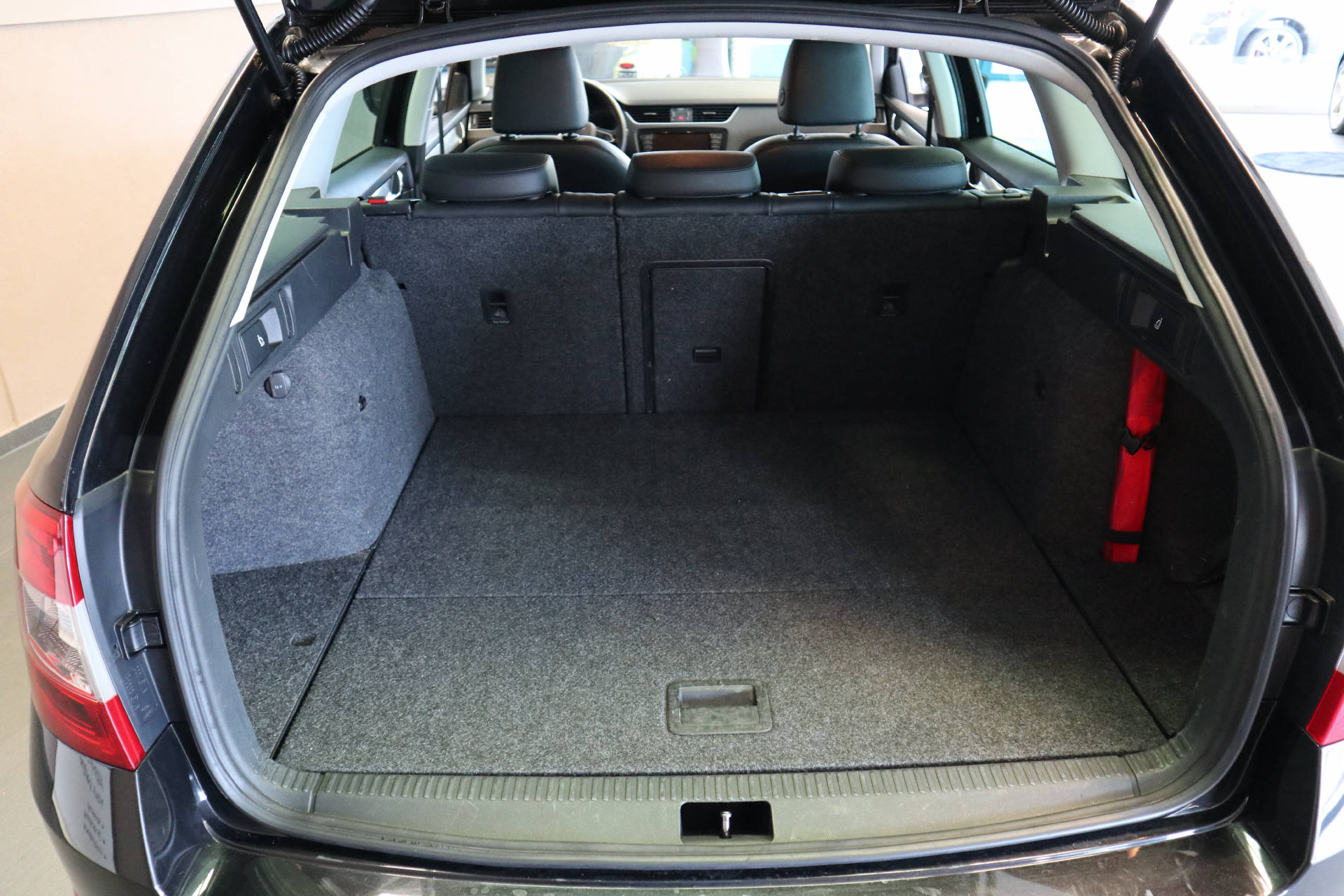 SKODA Octavia Combi 1.8 TSI Elegance 4x4 DSG-image-9