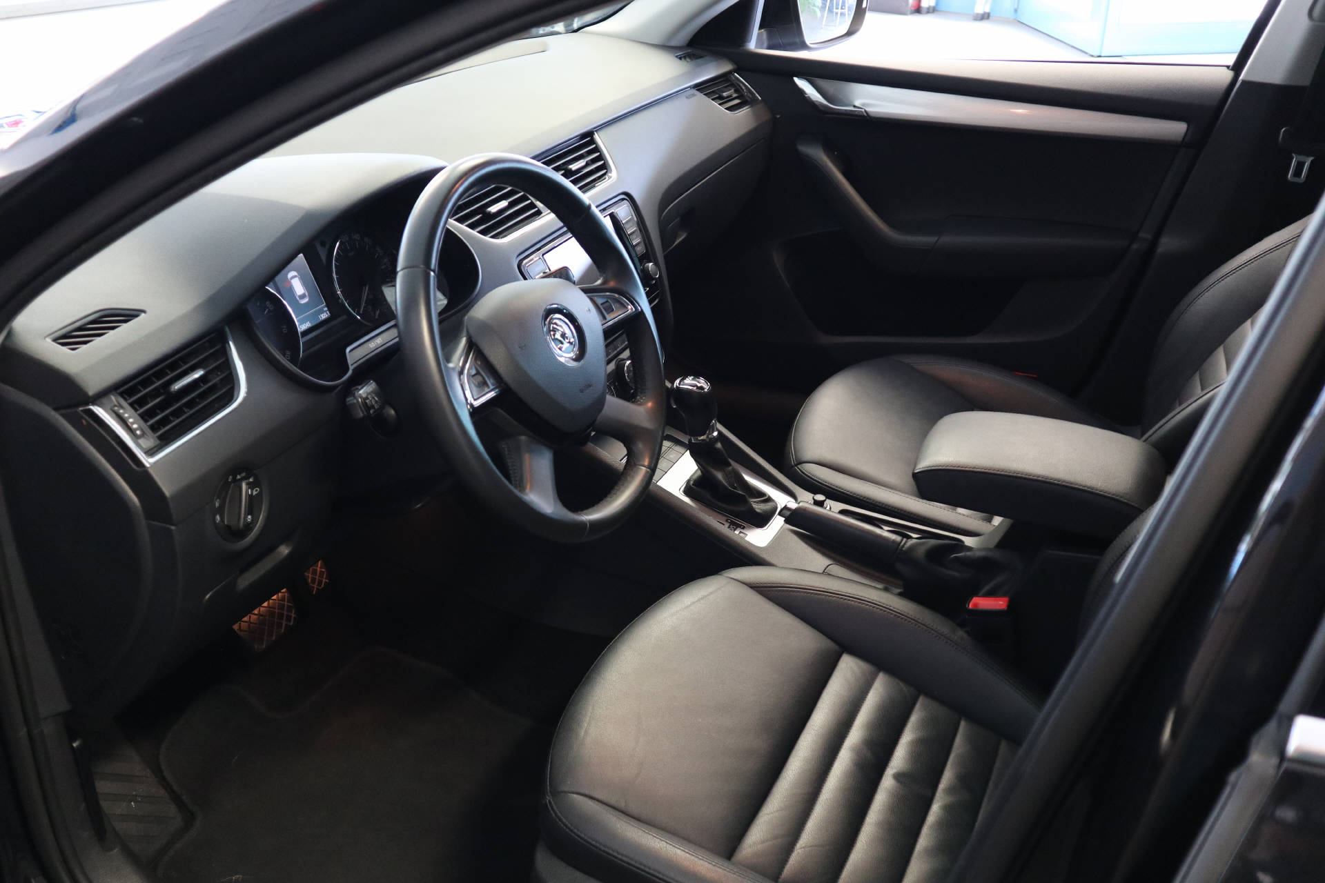 SKODA Octavia Combi 1.8 TSI Elegance 4x4 DSG-image-10