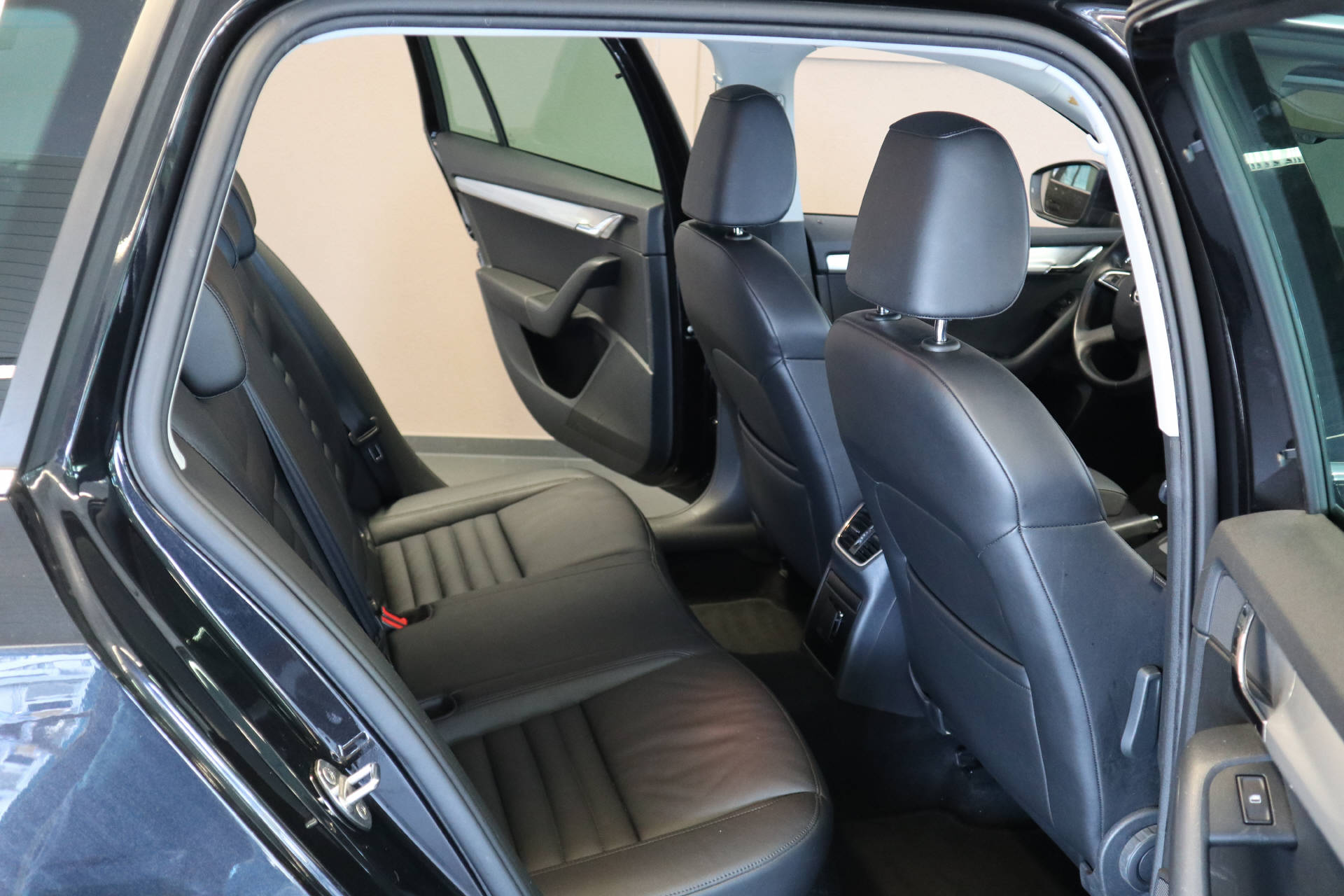 SKODA Octavia Combi 1.8 TSI Elegance 4x4 DSG-image-8