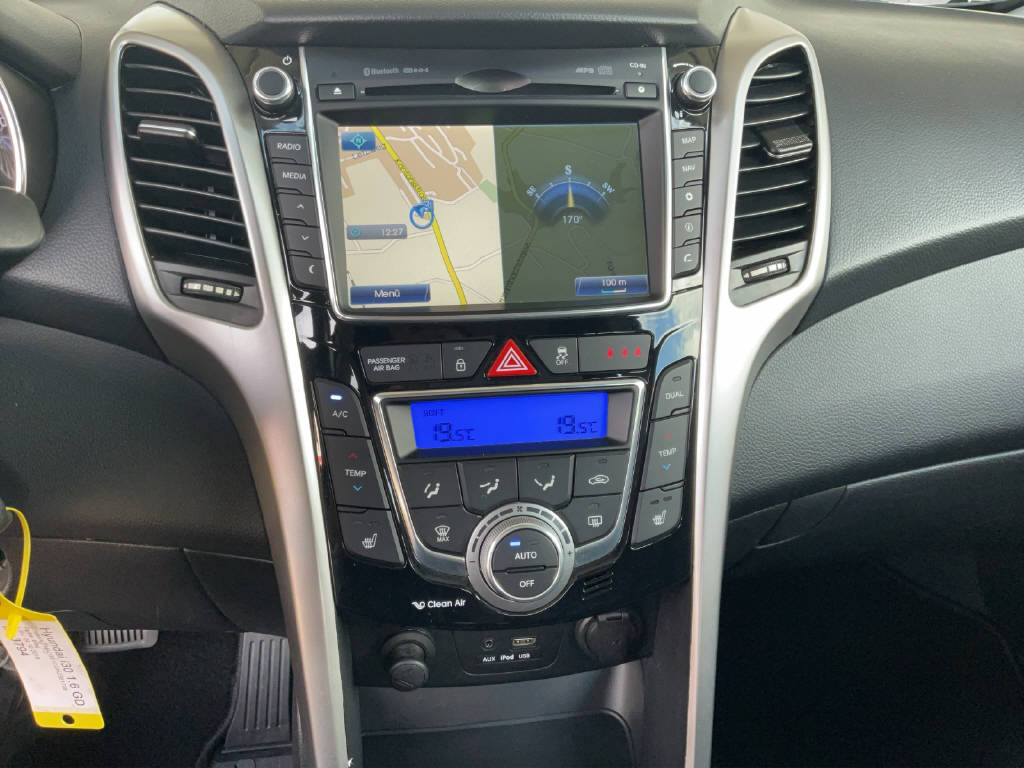 HYUNDAI i30 1.6 GDi Amplia-image-11