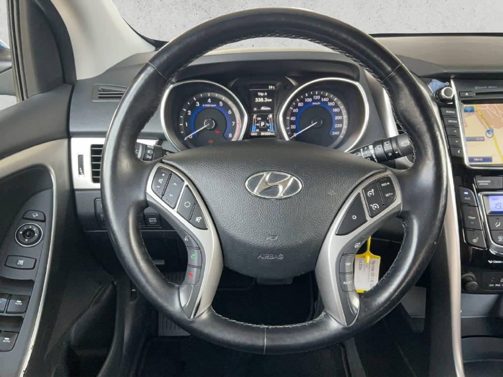HYUNDAI i30 1.6 GDi Amplia-image-9
