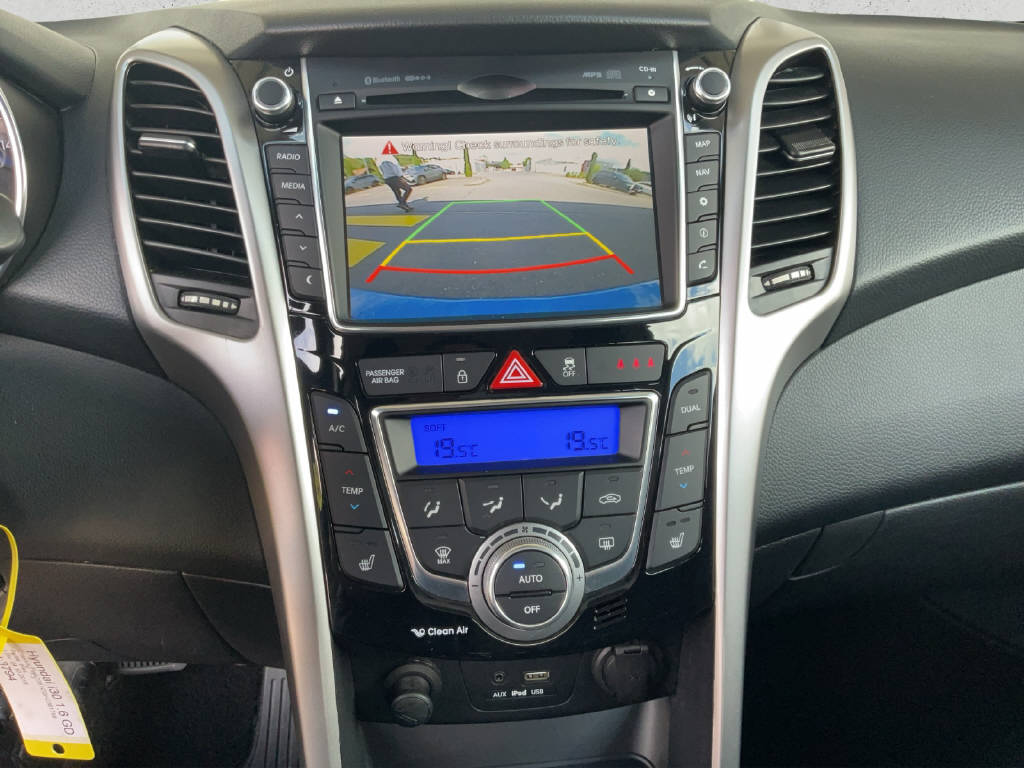 HYUNDAI i30 1.6 GDi Amplia-image-12