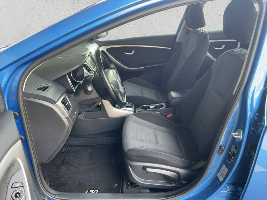 HYUNDAI i30 1.6 GDi Amplia-image-8