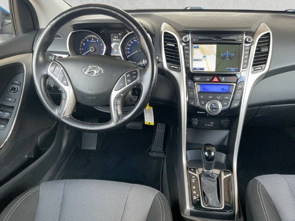 HYUNDAI i30 1.6 GDi Amplia-image-10