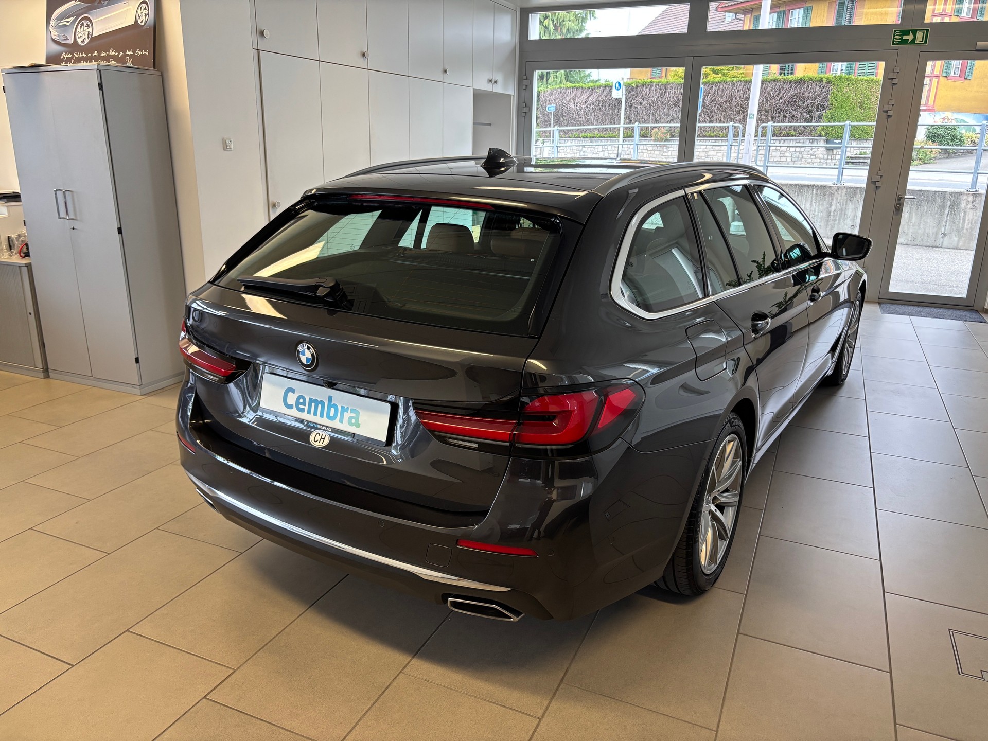 BMW 530i xDrive 48V Touring Luxury Line Steptronic-image-2