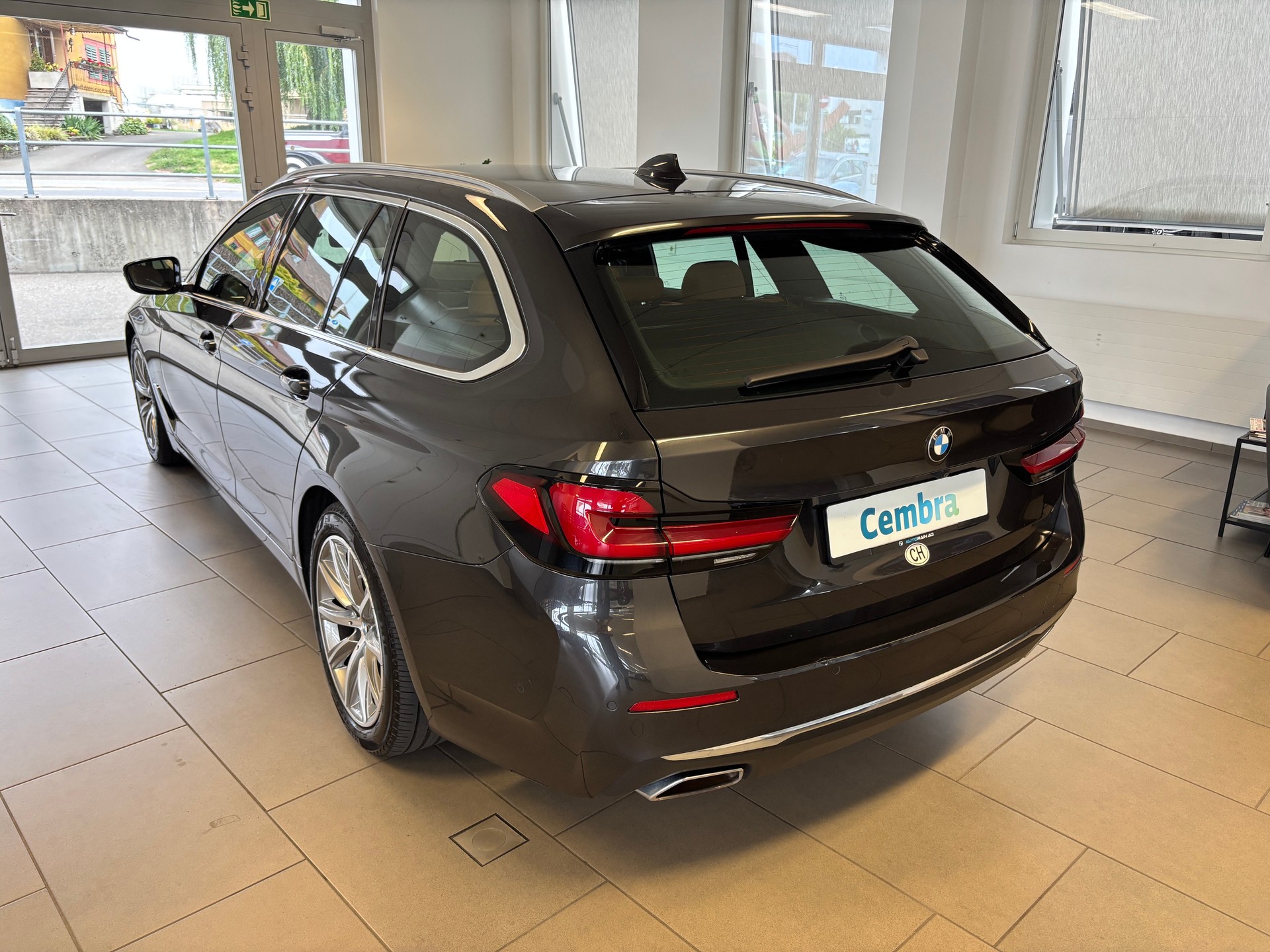BMW 530i xDrive 48V Touring Luxury Line Steptronic-image-3