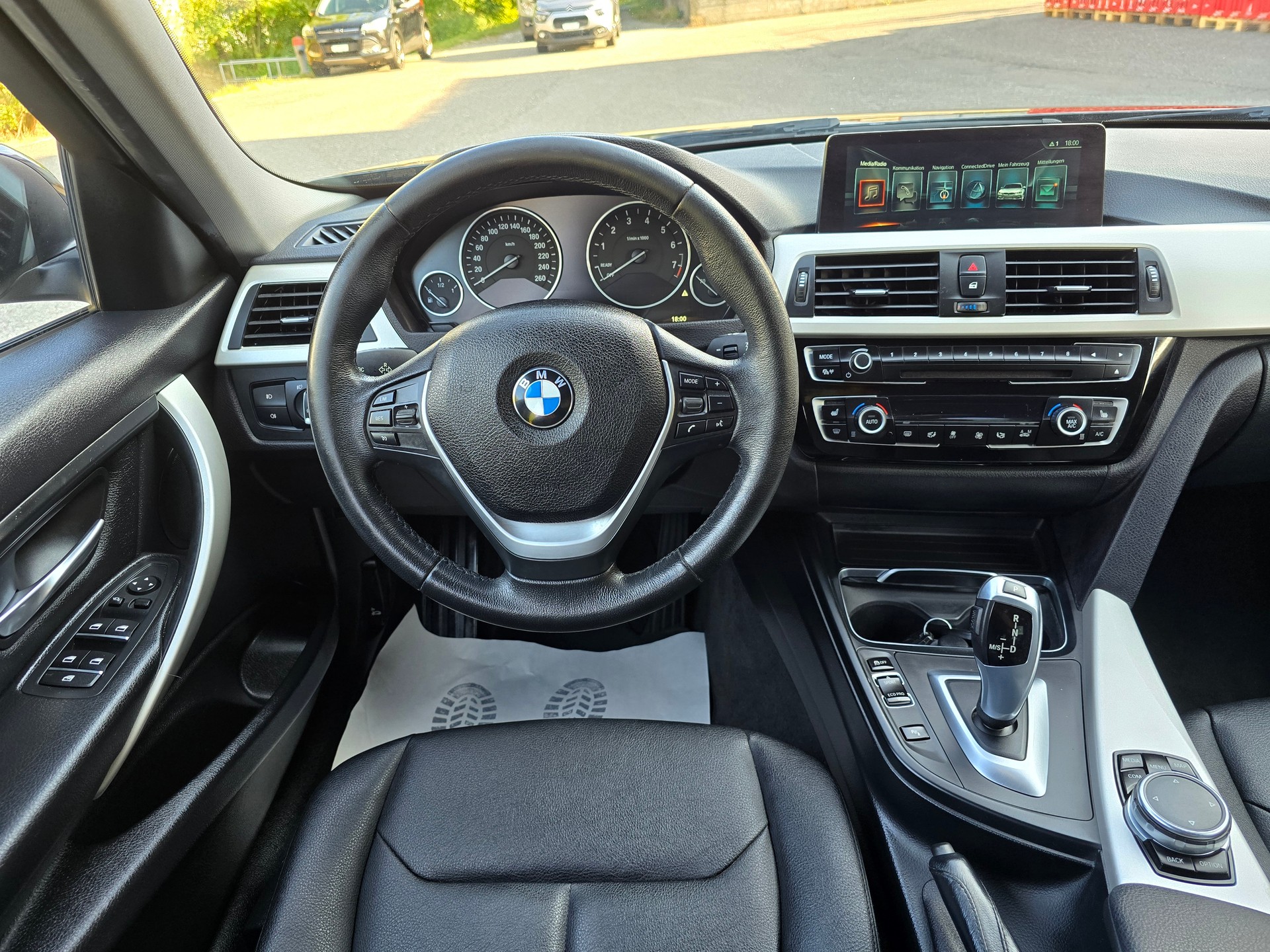 BMW 320i xDrive Luxury Line Steptronic-image-18
