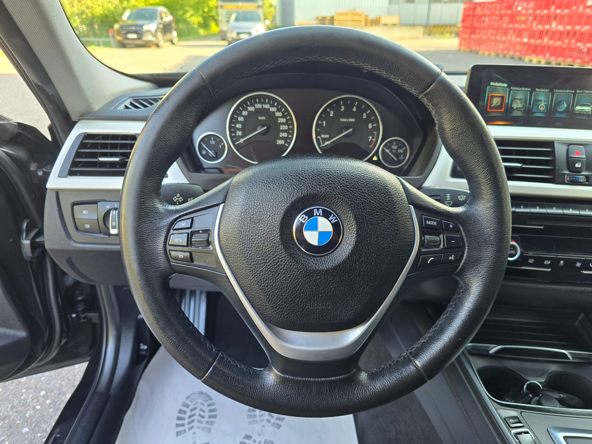 BMW 320i xDrive Luxury Line Steptronic-image-20