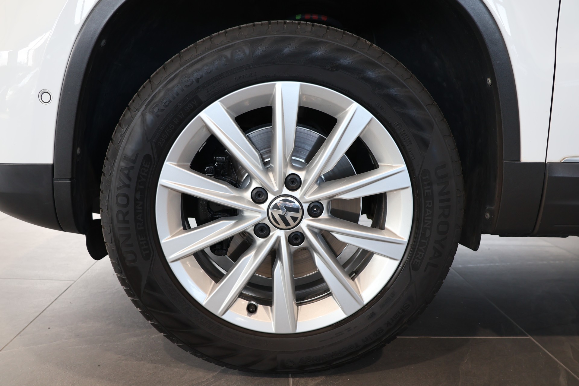 VW Tiguan 2.0 TDI BMT Design 4Motion-image-5