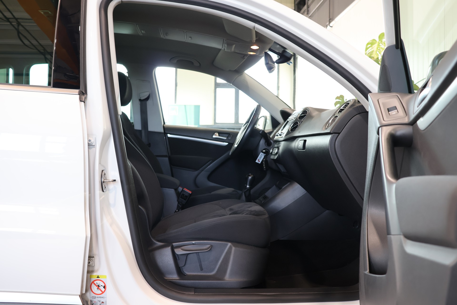 VW Tiguan 2.0 TDI BMT Design 4Motion-image-12