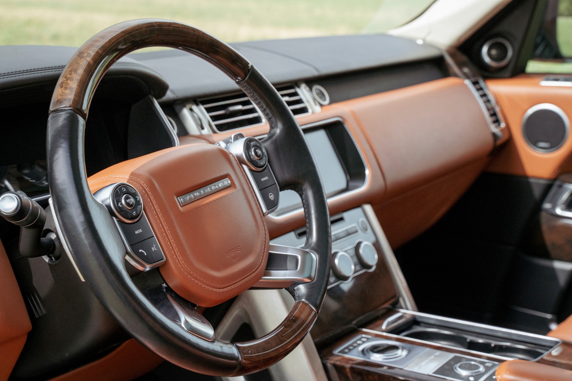 LAND ROVER 4.4 SDV8 SV Autobiography LWB-image-6