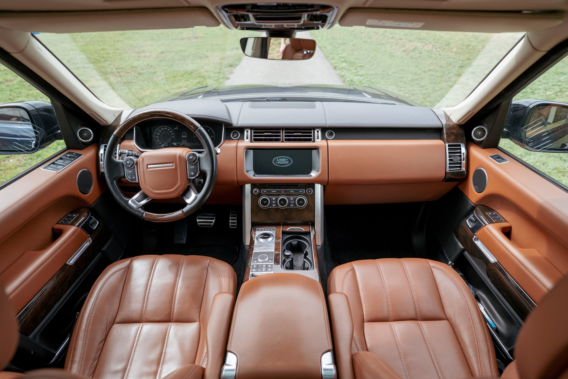 LAND ROVER 4.4 SDV8 SV Autobiography LWB-image-4