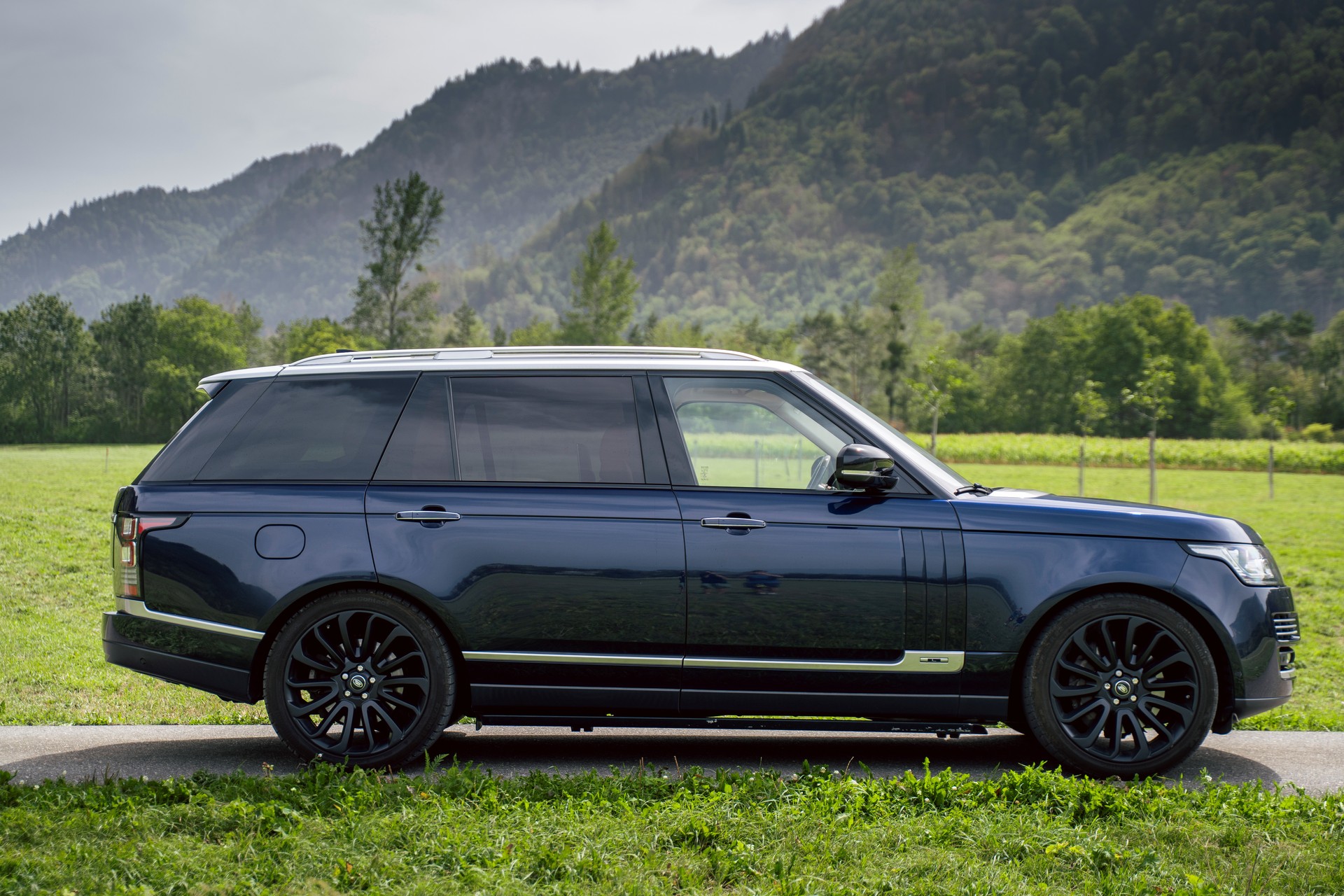LAND ROVER 4.4 SDV8 SV Autobiography LWB-image-1