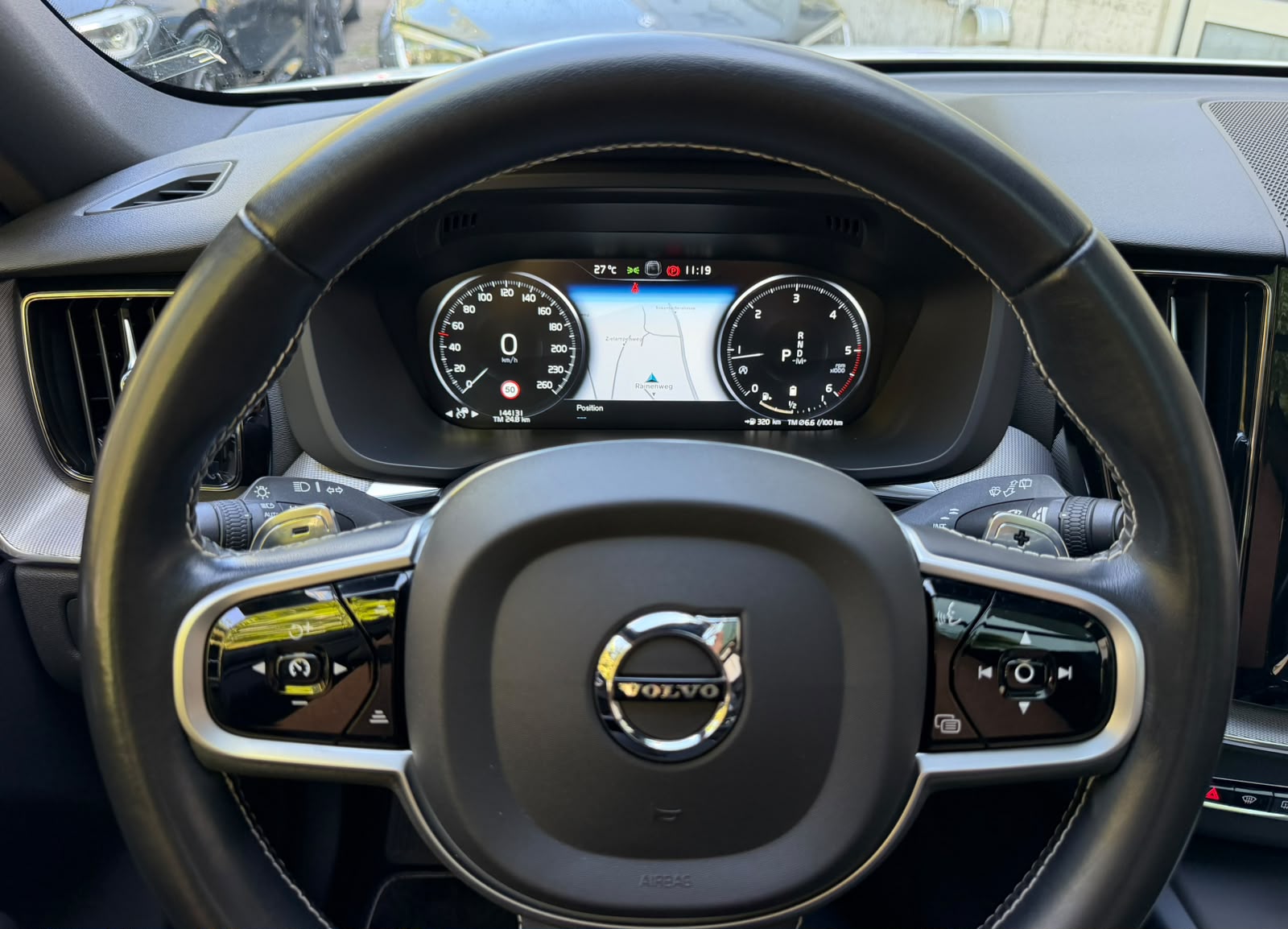 VOLVO XC60 B4 Diesel Mild Hybrid AWD R-Design Geartronic-image-30