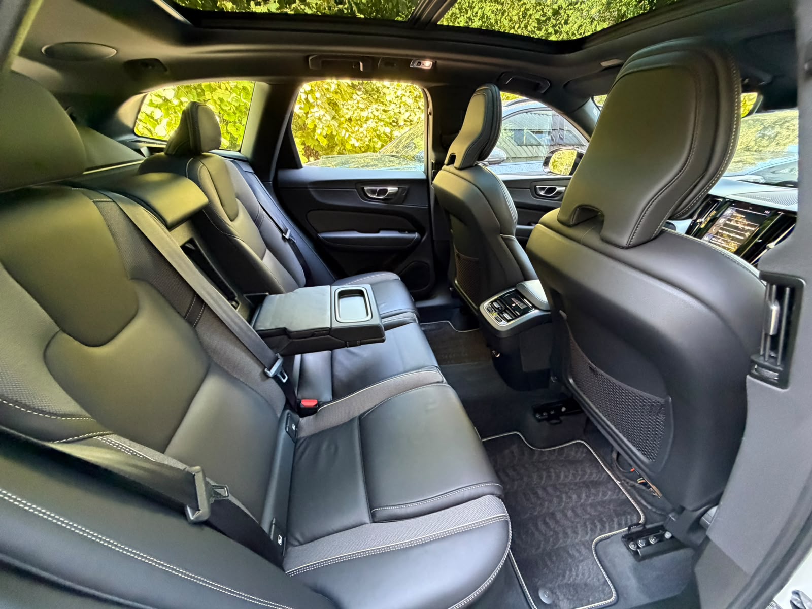 VOLVO XC60 B4 Diesel Mild Hybrid AWD R-Design Geartronic-image-18
