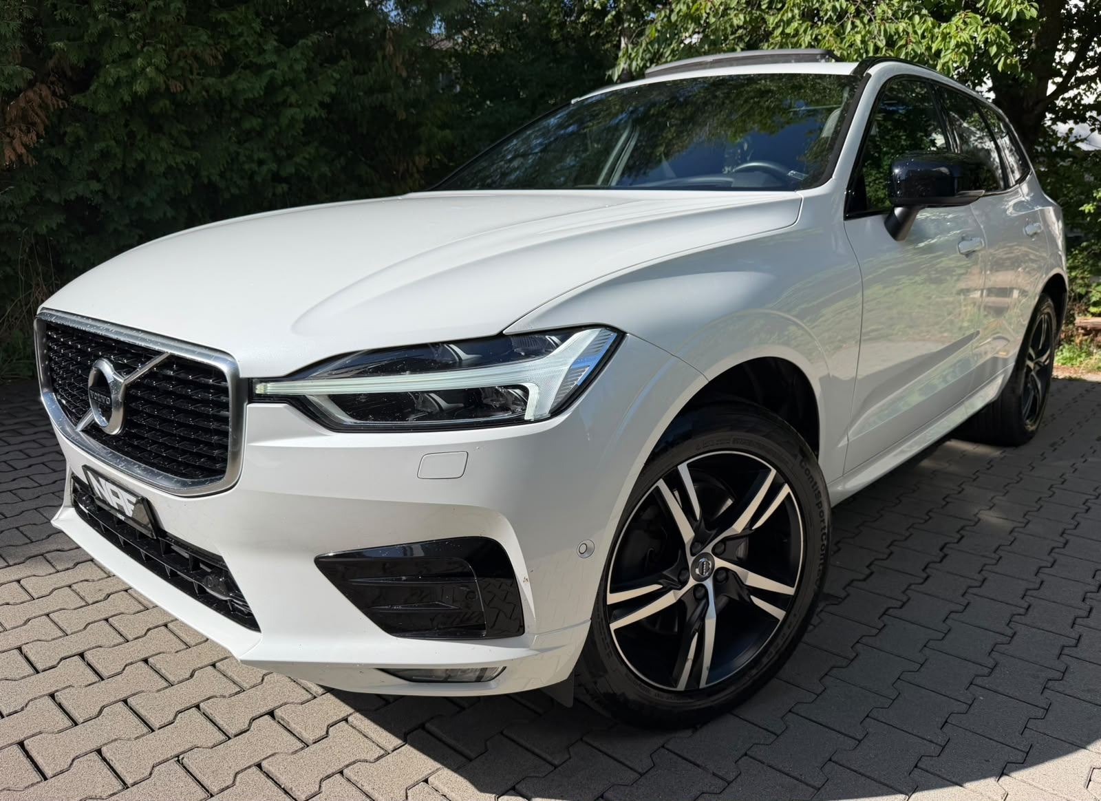 VOLVO XC60 B4 Diesel Mild Hybrid AWD R-Design Geartronic-image-0