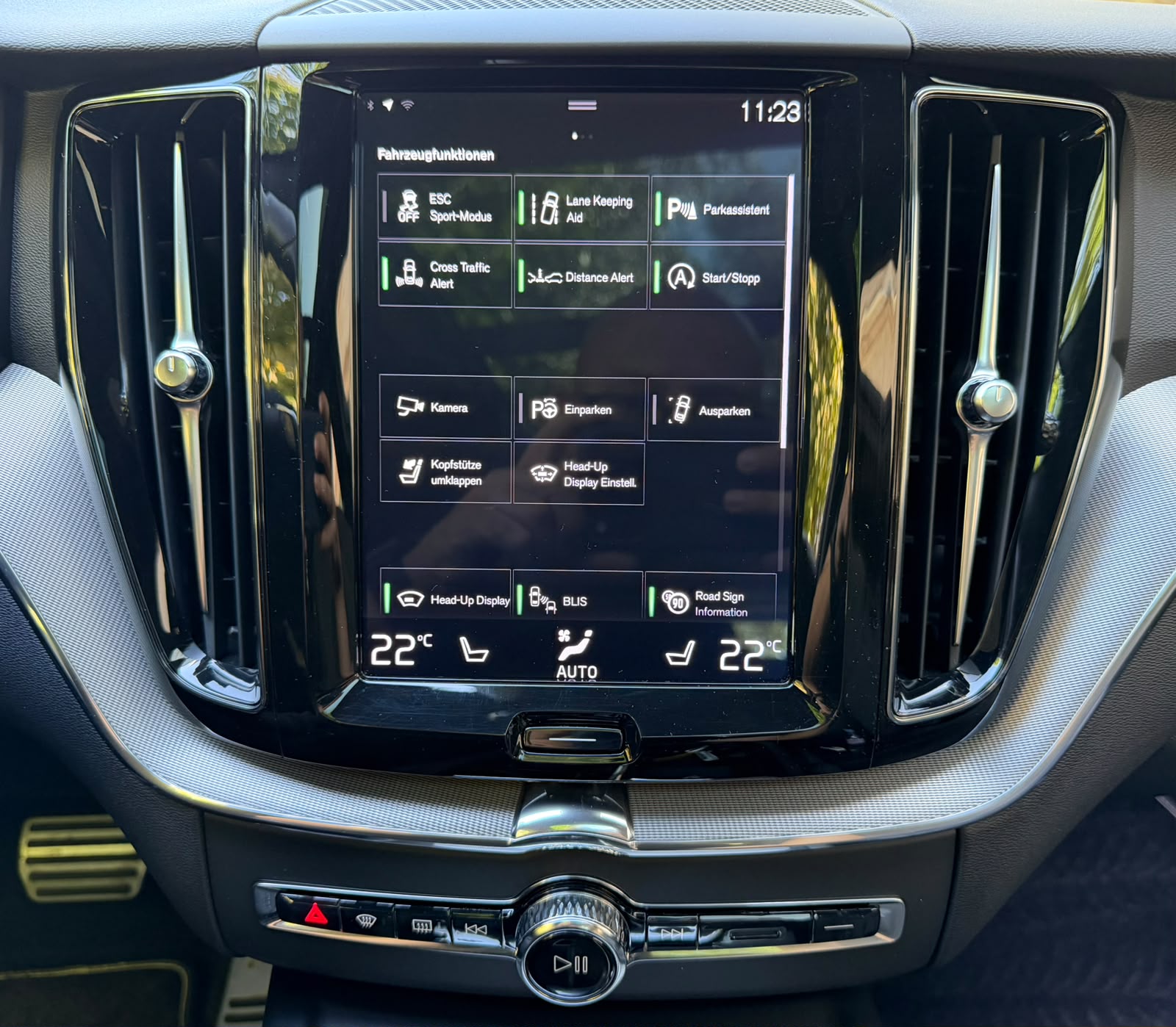 VOLVO XC60 B4 Diesel Mild Hybrid AWD R-Design Geartronic-image-27