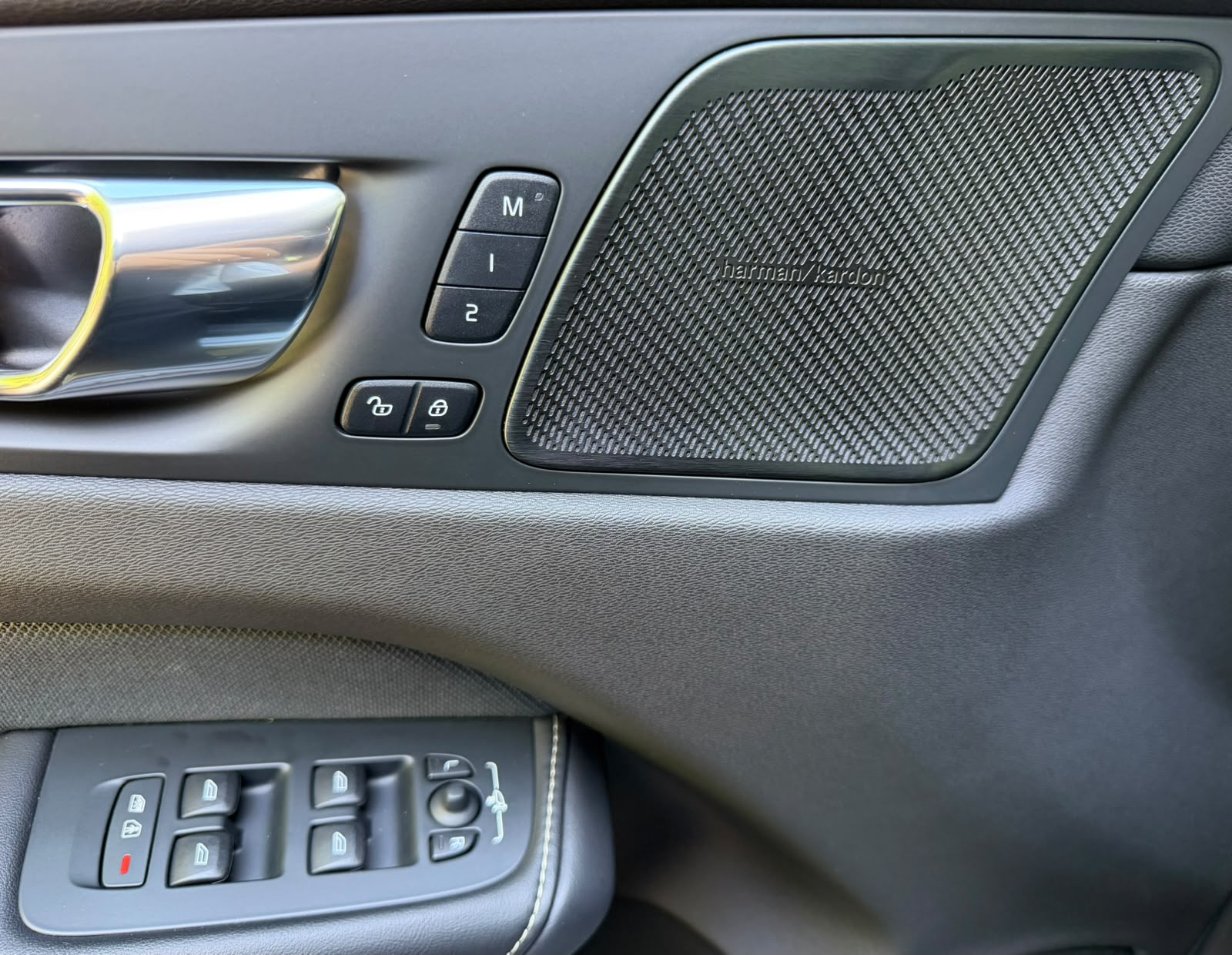 VOLVO XC60 B4 Diesel Mild Hybrid AWD R-Design Geartronic-image-11