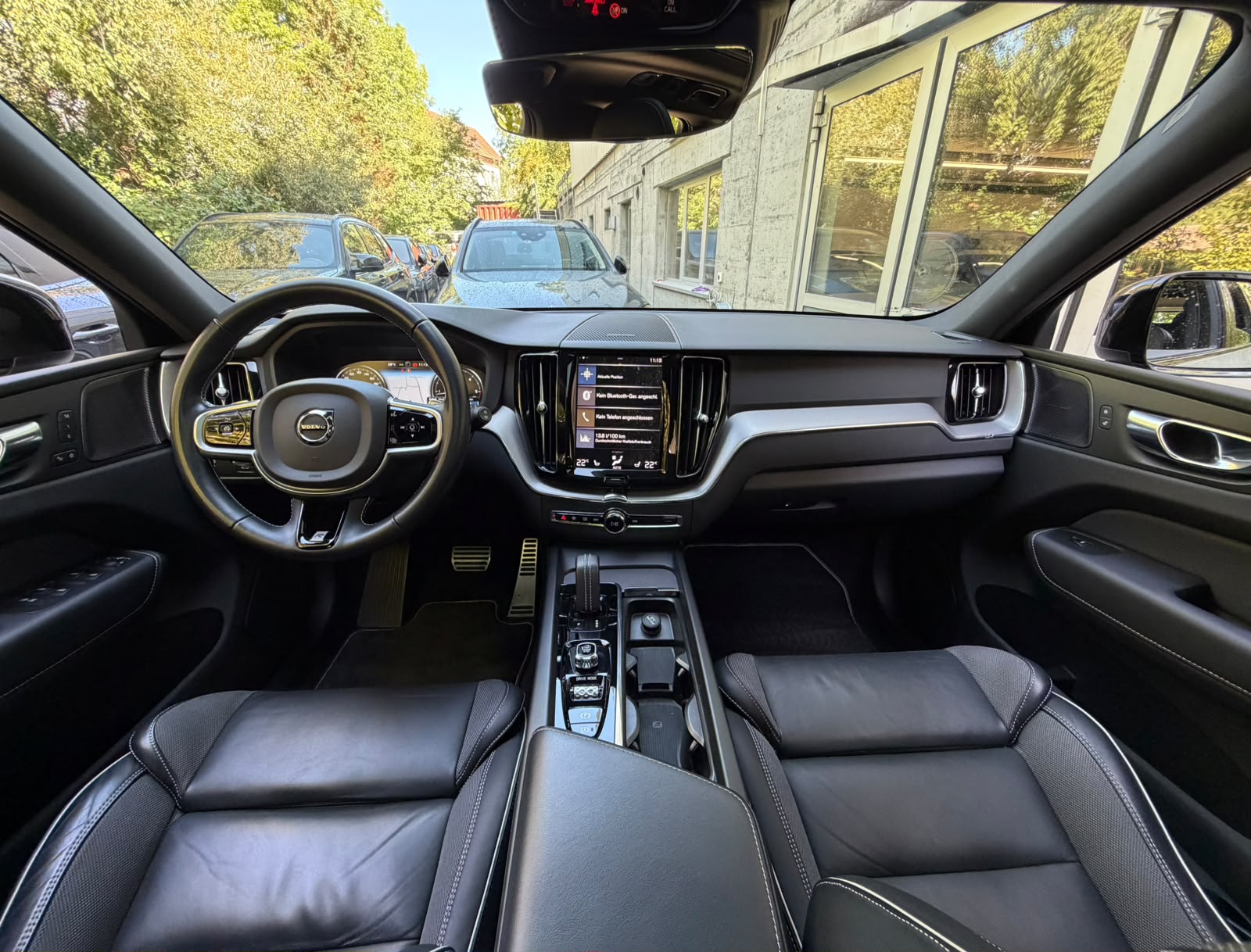 VOLVO XC60 B4 Diesel Mild Hybrid AWD R-Design Geartronic-image-22