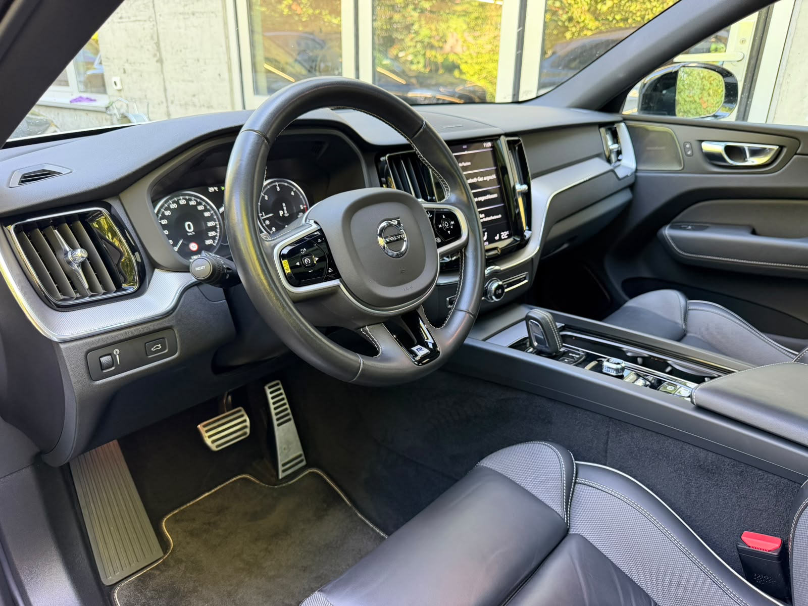 VOLVO XC60 B4 Diesel Mild Hybrid AWD R-Design Geartronic-image-10