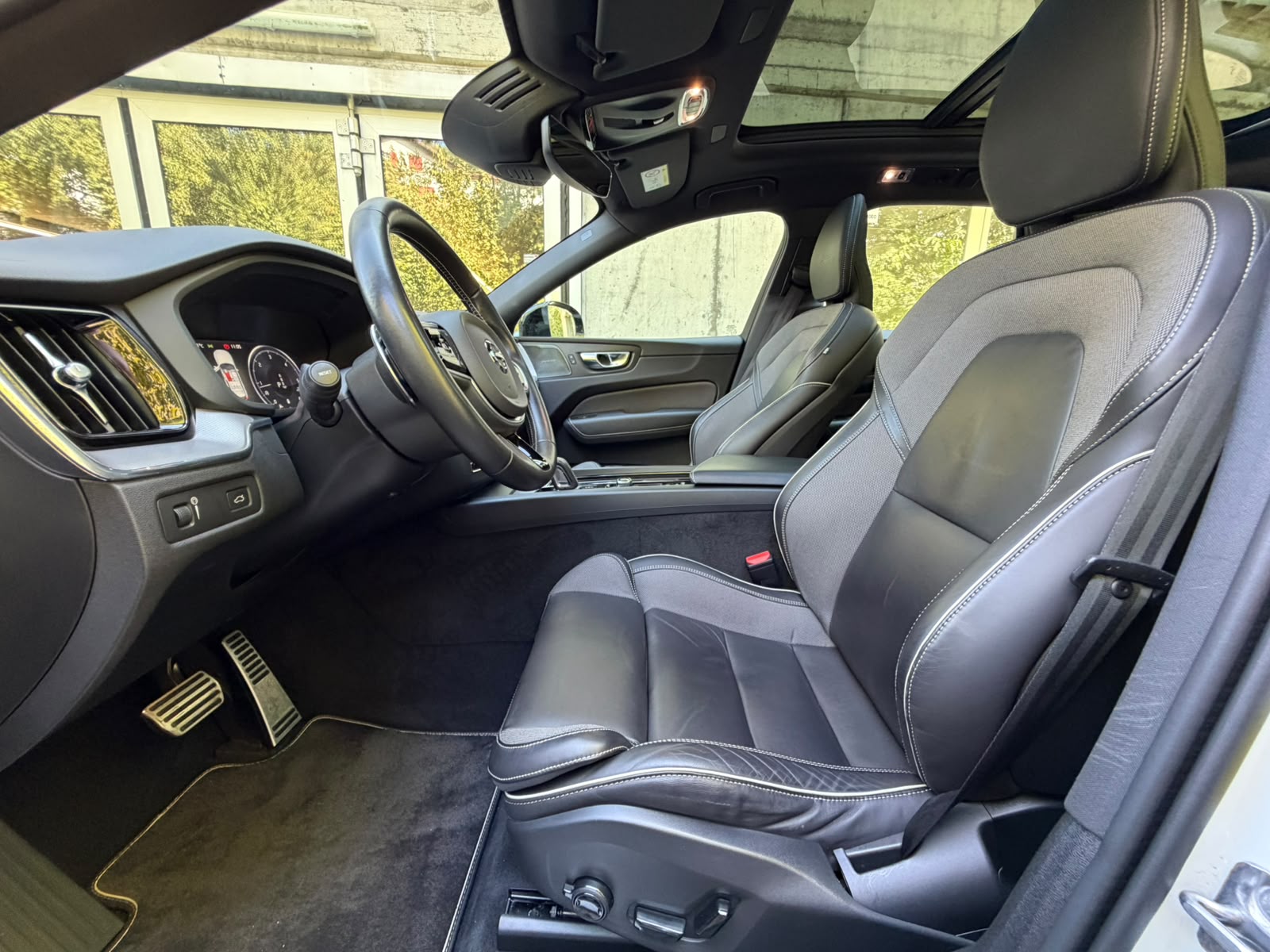VOLVO XC60 B4 Diesel Mild Hybrid AWD R-Design Geartronic-image-9