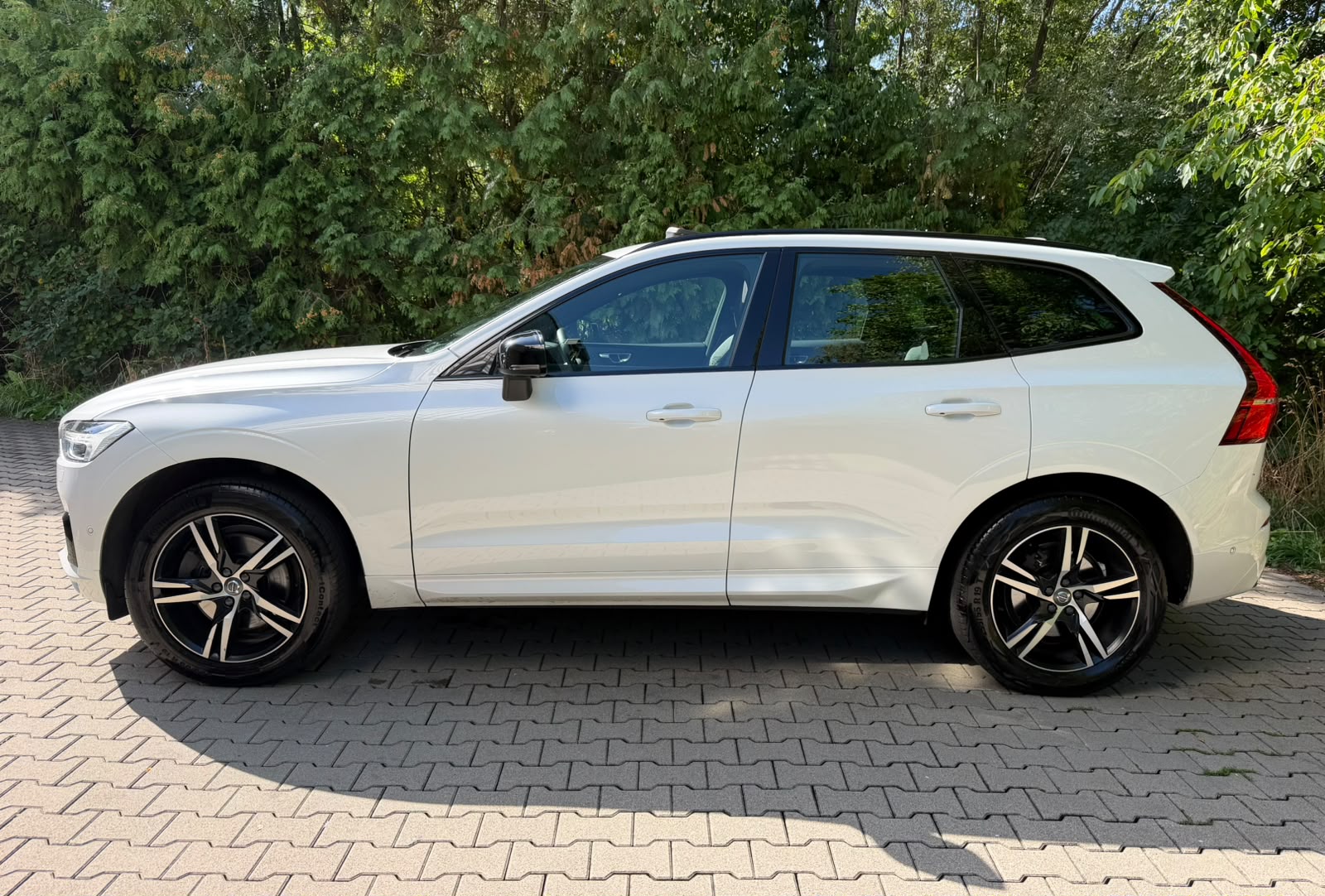 VOLVO XC60 B4 Diesel Mild Hybrid AWD R-Design Geartronic-image-1