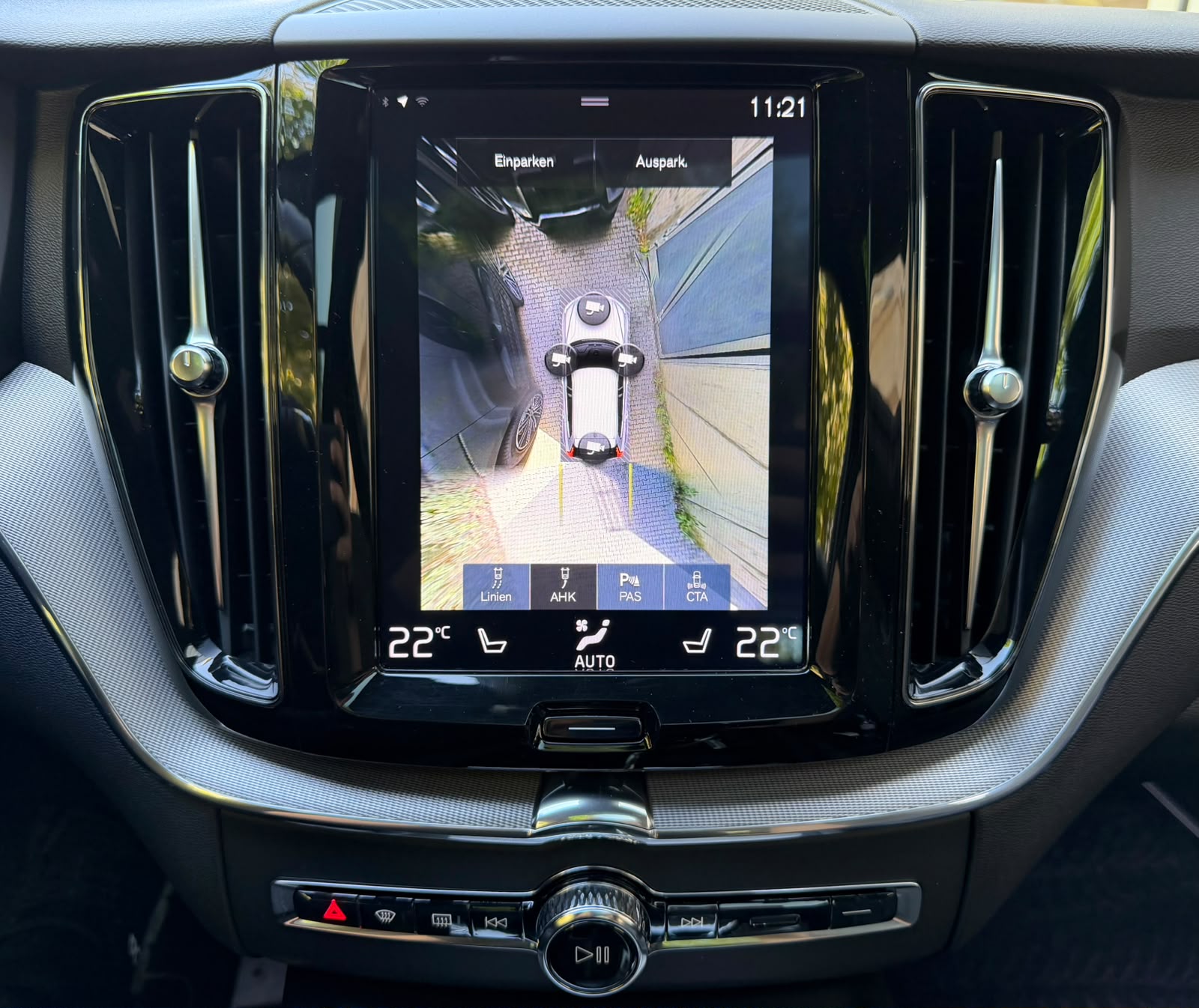 VOLVO XC60 B4 Diesel Mild Hybrid AWD R-Design Geartronic-image-25