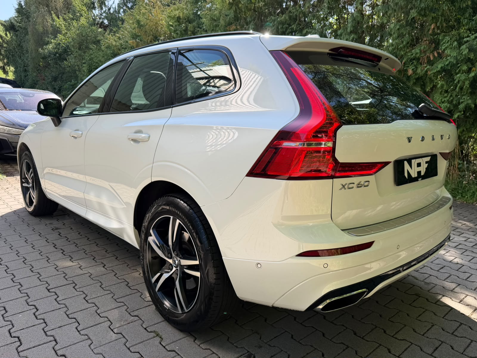 VOLVO XC60 B4 Diesel Mild Hybrid AWD R-Design Geartronic-image-2