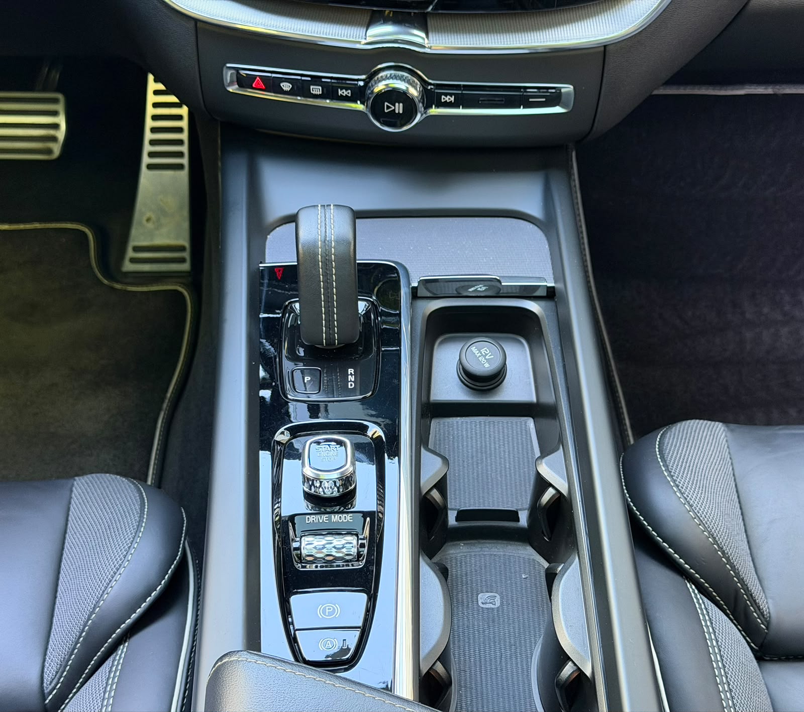 VOLVO XC60 B4 Diesel Mild Hybrid AWD R-Design Geartronic-image-29