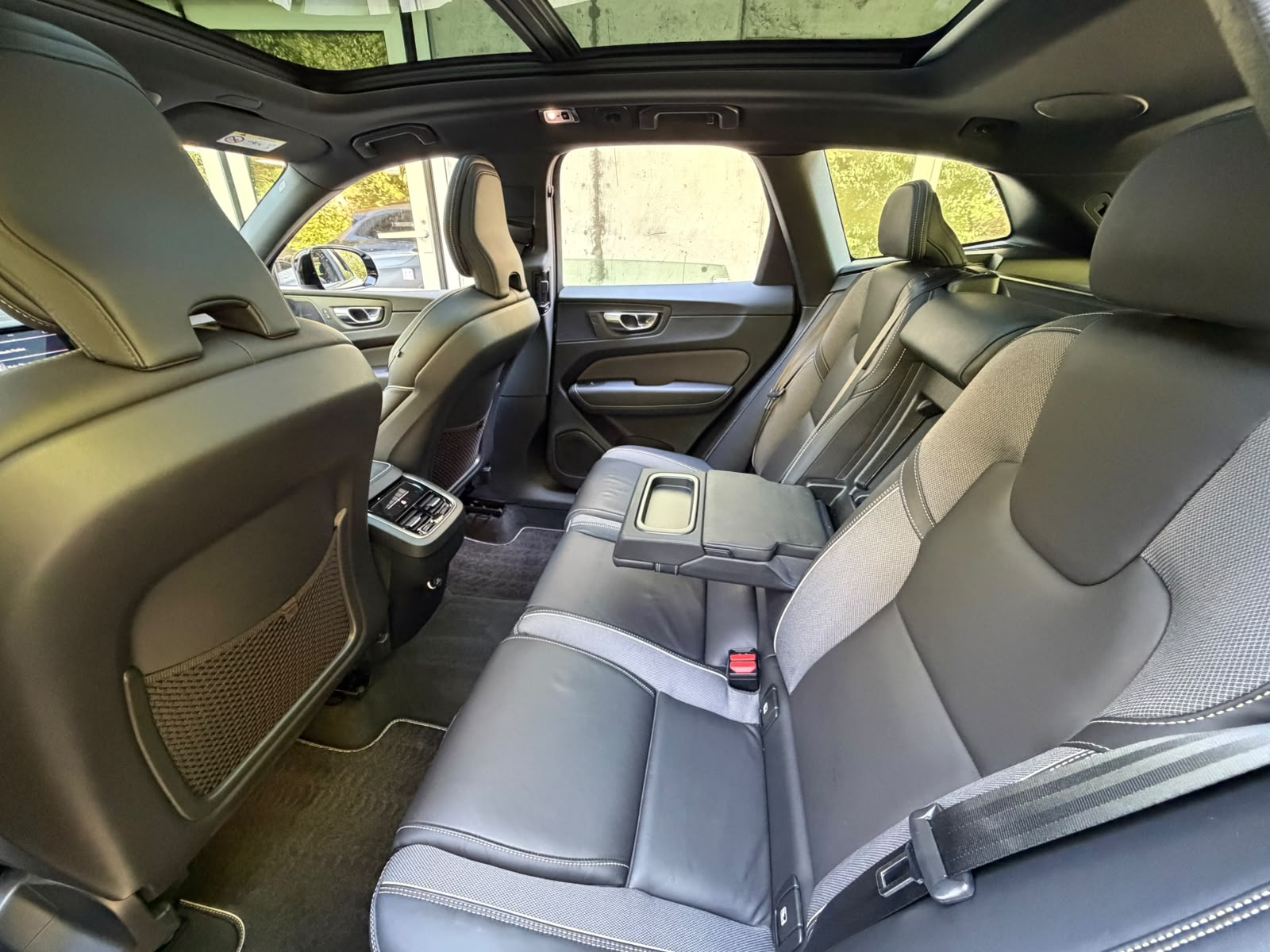 VOLVO XC60 B4 Diesel Mild Hybrid AWD R-Design Geartronic-image-13