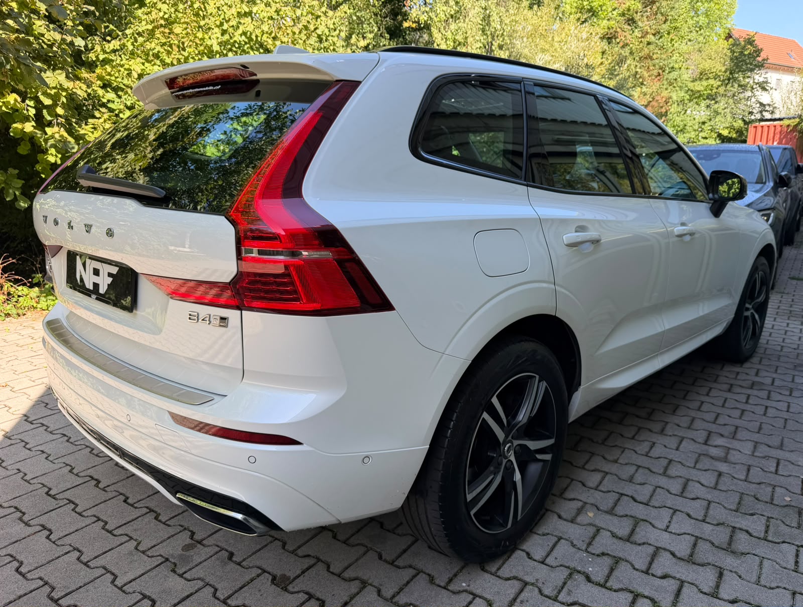 VOLVO XC60 B4 Diesel Mild Hybrid AWD R-Design Geartronic-image-4
