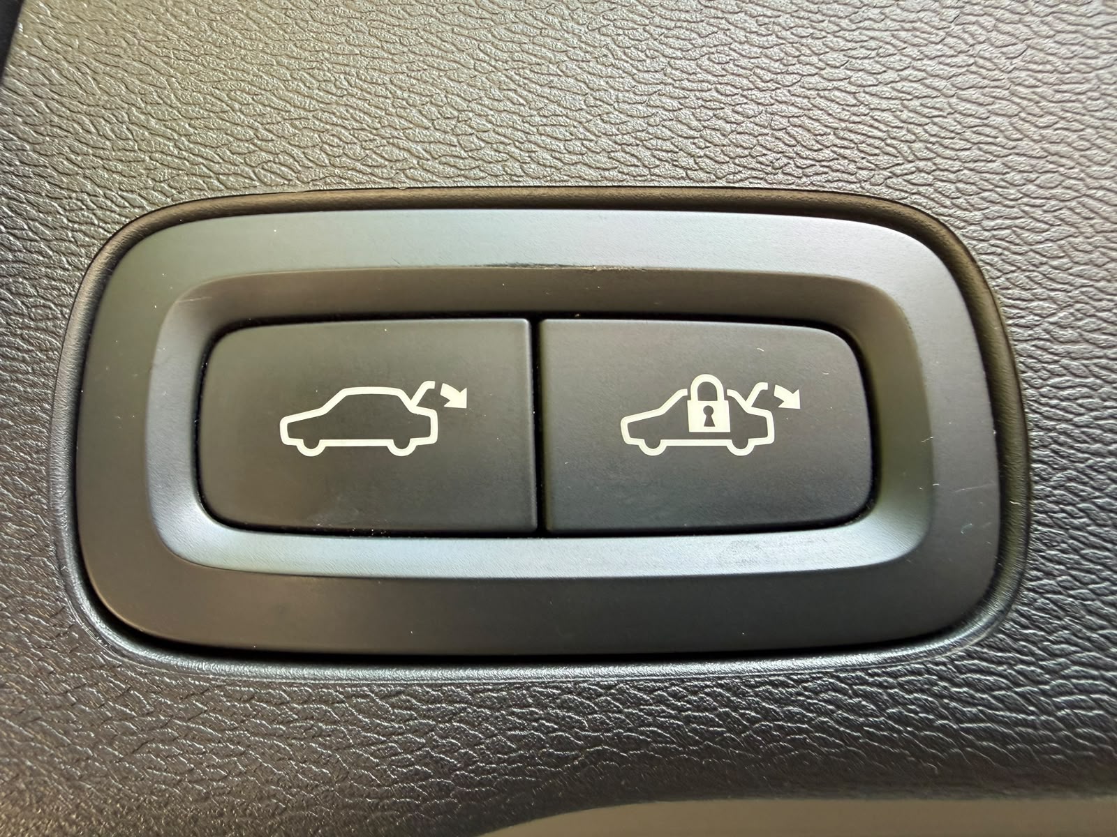 VOLVO XC60 B4 Diesel Mild Hybrid AWD R-Design Geartronic-image-15