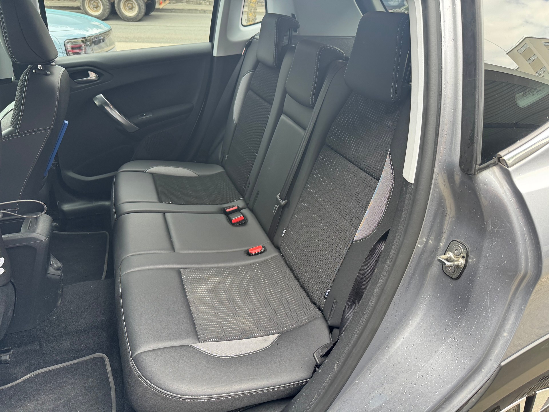 PEUGEOT 2008 1.6 BlueHDi Allure-image-12