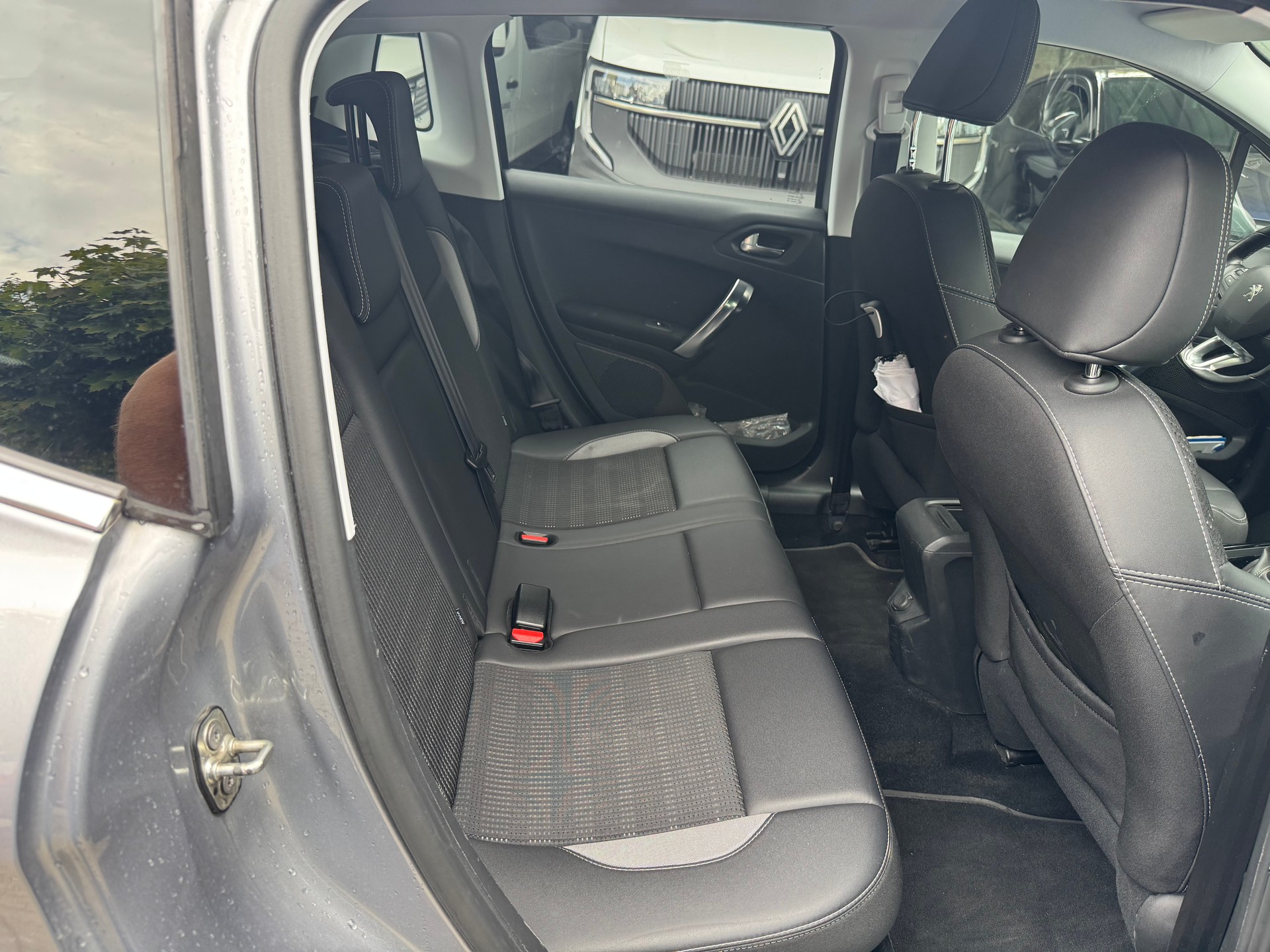 PEUGEOT 2008 1.6 BlueHDi Allure-image-11