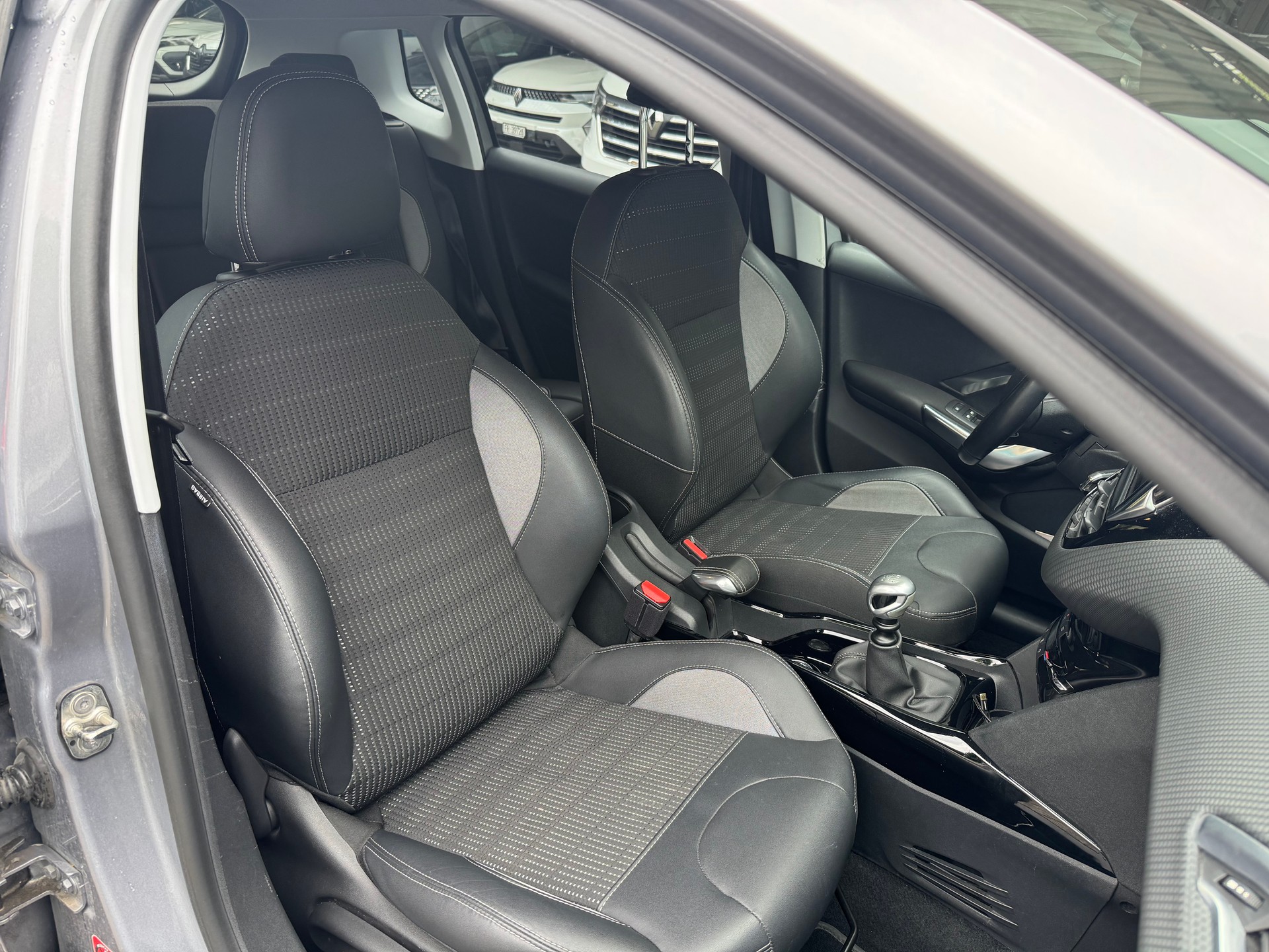 PEUGEOT 2008 1.6 BlueHDi Allure-image-10