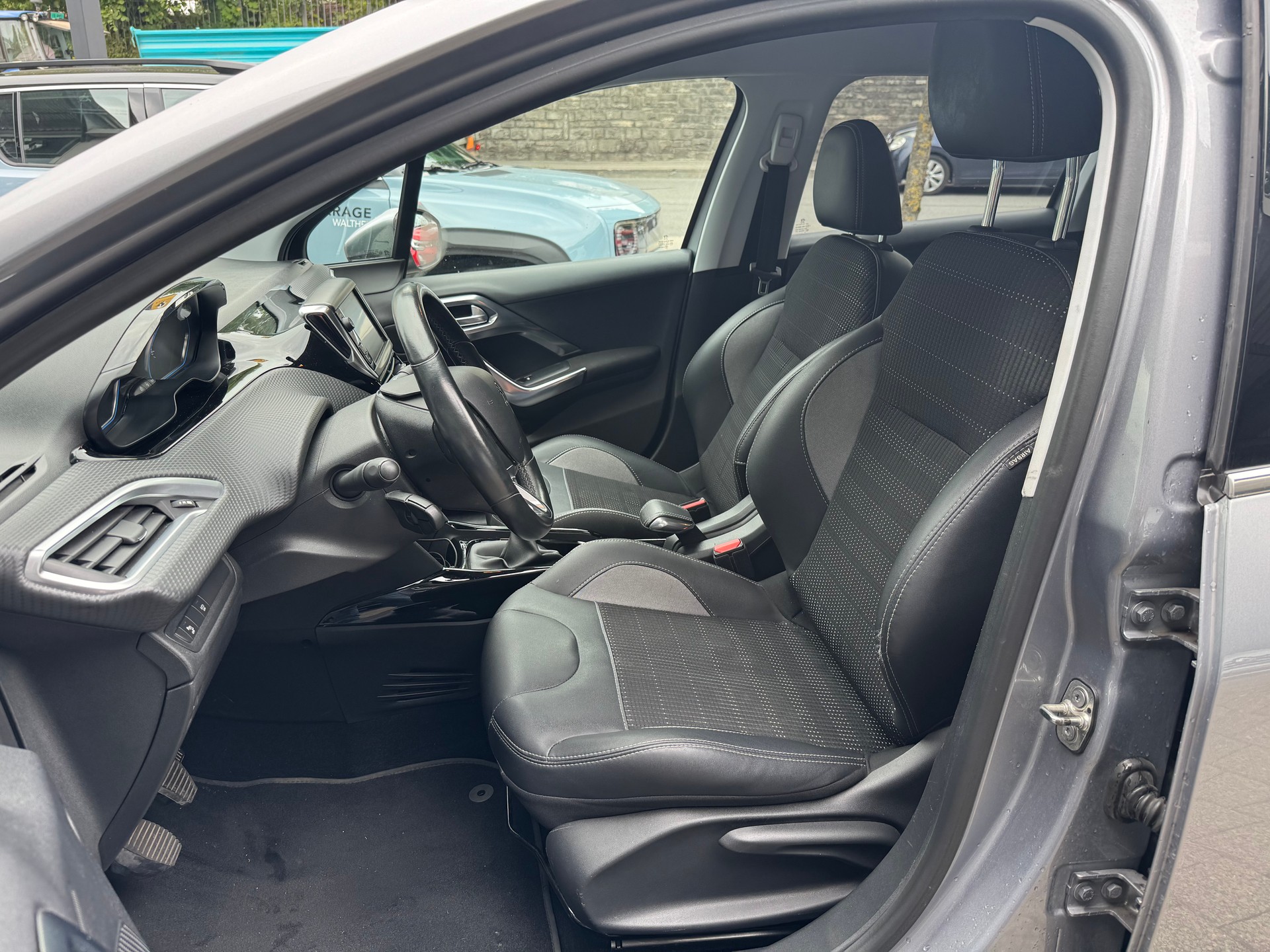 PEUGEOT 2008 1.6 BlueHDi Allure-image-9