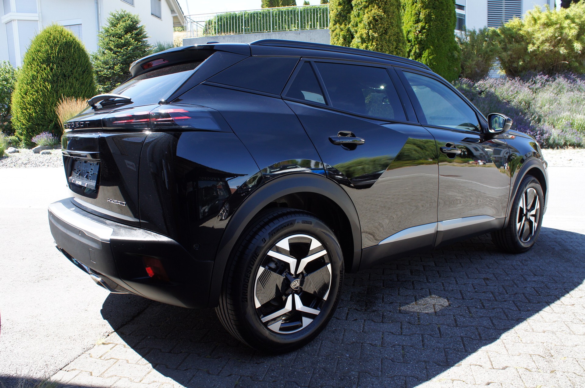 PEUGEOT 2008 1.2 145 MHEV GT-image-3