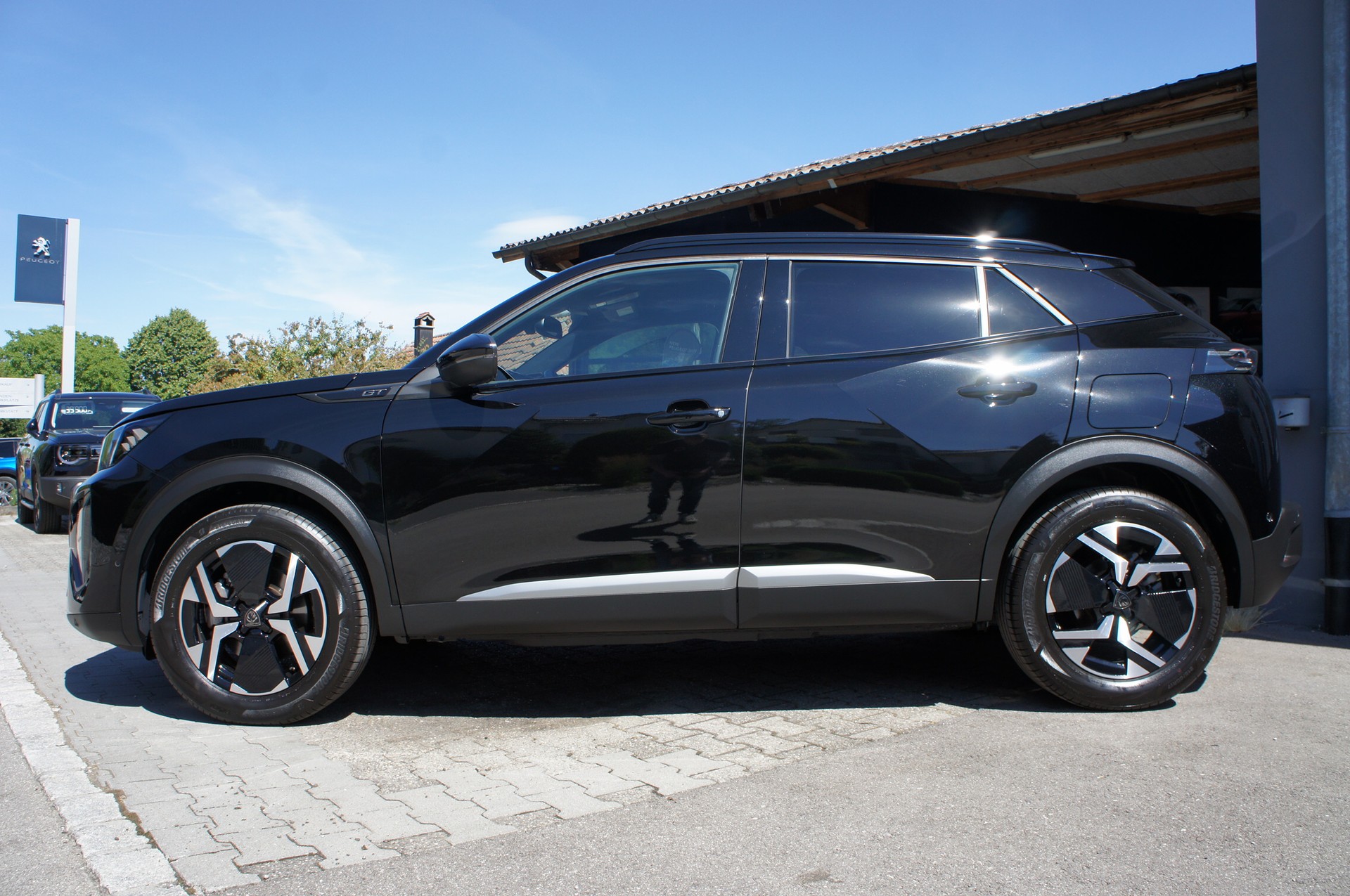 PEUGEOT 2008 1.2 145 MHEV GT-image-1