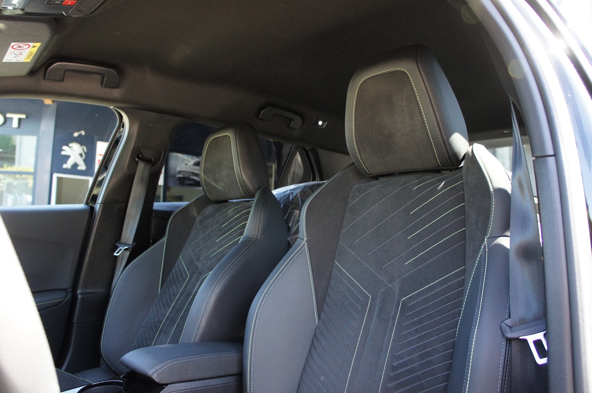 PEUGEOT 2008 1.2 145 MHEV GT-image-7